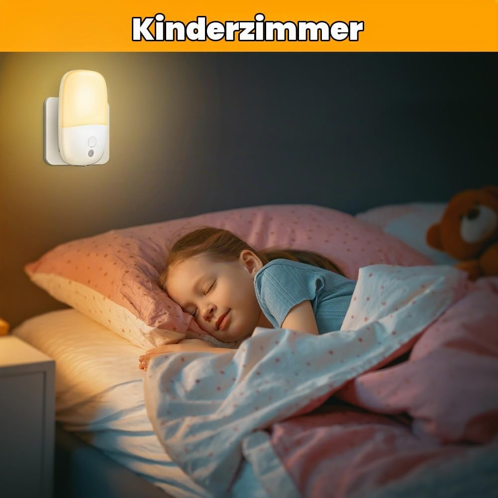 Ein Kind schläft friedlich in einem Bett, beleuchtet von einem sanften Nachtlicht an der Wand.