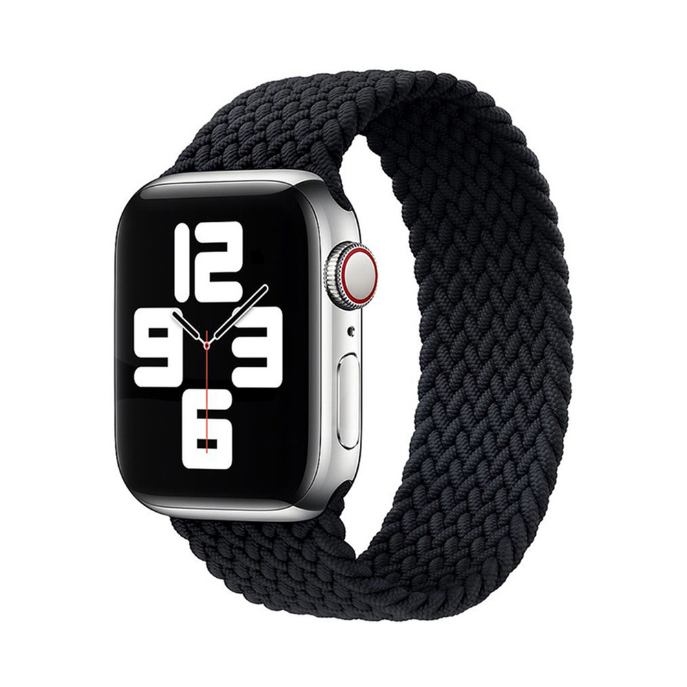 Un reloj inteligente negro con correa trenzada y esfera digital sobre fondo blanco.