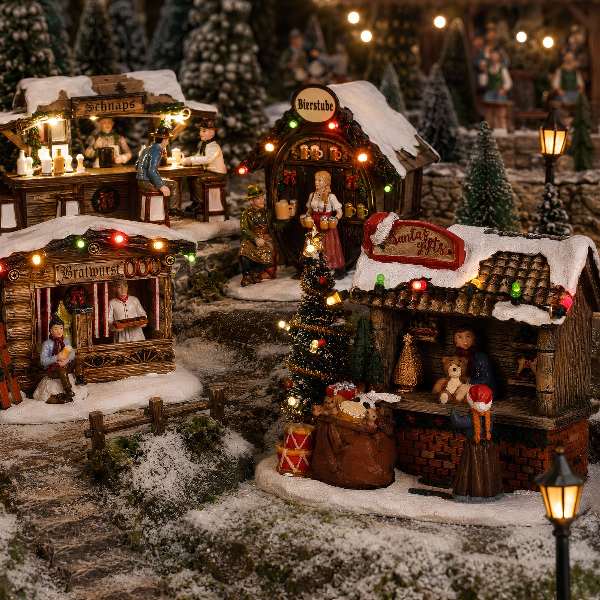 Een besneeuwd kerstdorp met verlichte marktkraampjes, kleine beeldjes en versierde dennenbomen.