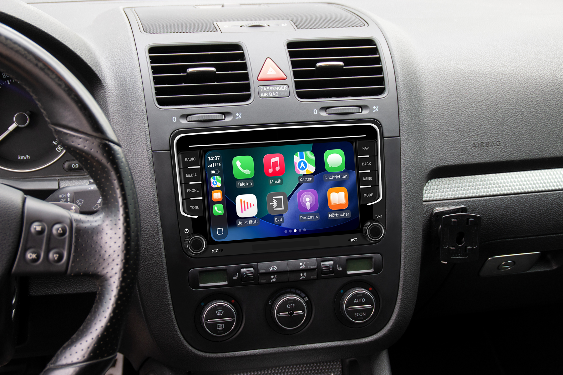 Ein Auto-Armaturenbrett mit Touchscreen-Infotainment-System und verschiedenen App-Symbolen, links das Lenkrad.