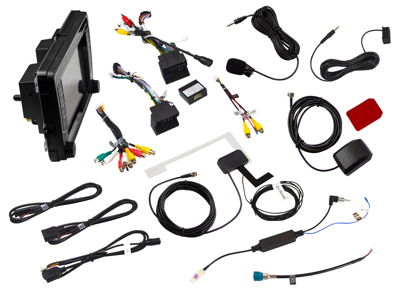Ein Auto-Multimedia-Gerät mit verschiedenen Kabelbäumen, Kabeln, Antenne, Mikrofon und Installationsteilen.