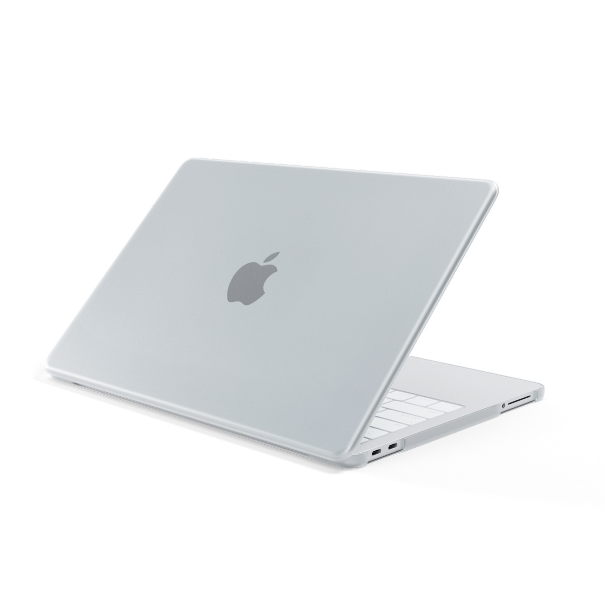 Ein silbernes MacBook in einer klaren Schutzhülle auf weißem Hintergrund.