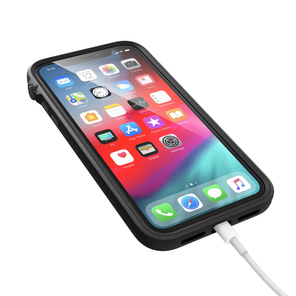 Schwarzes iPhone in einer Hülle mit angeschlossenem Ladekabel vor weißem Hintergrund.