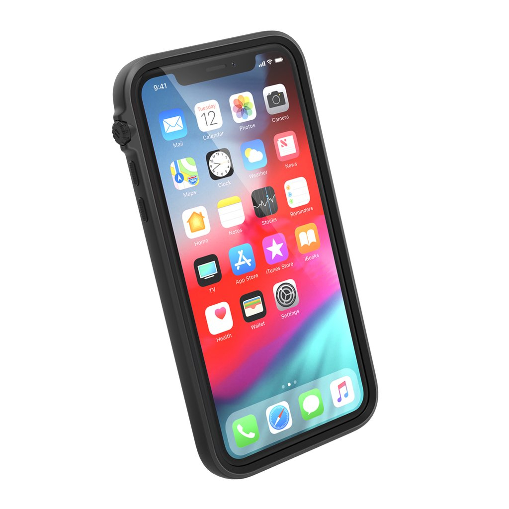 Ein Smartphone im schwarzen Schutzcase mit bunten App-Symbolen auf dem Bildschirm.