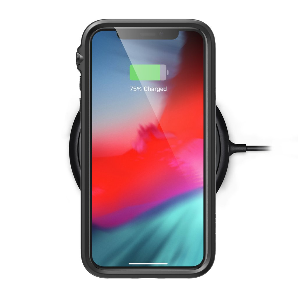 Ein Smartphone liegt auf einer runden, schwarzen Ladestation und zeigt 75% Akkuladung auf dem Bildschirm.