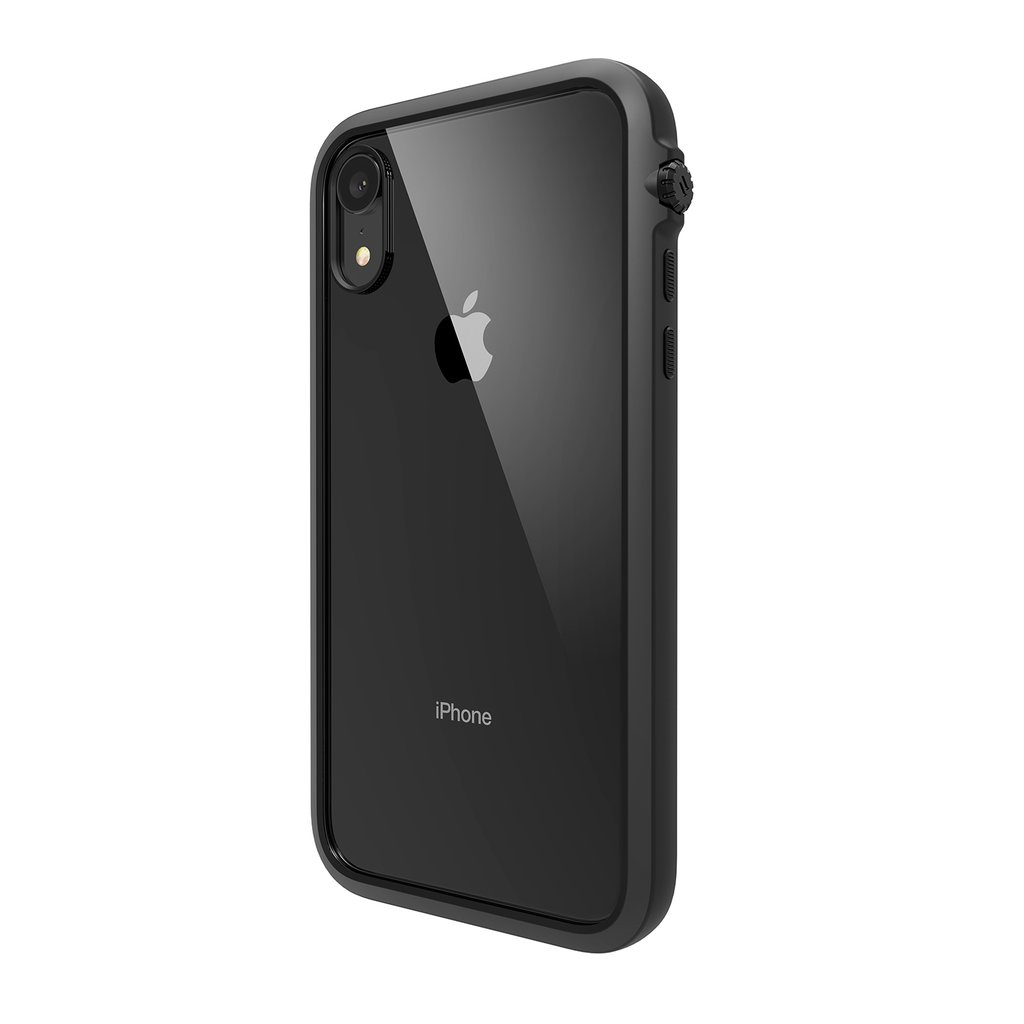 Ein schwarzes iPhone in einer robusten Schutzhülle mit sichtbarem Apple-Logo und Kamera auf weißem Hintergrund.