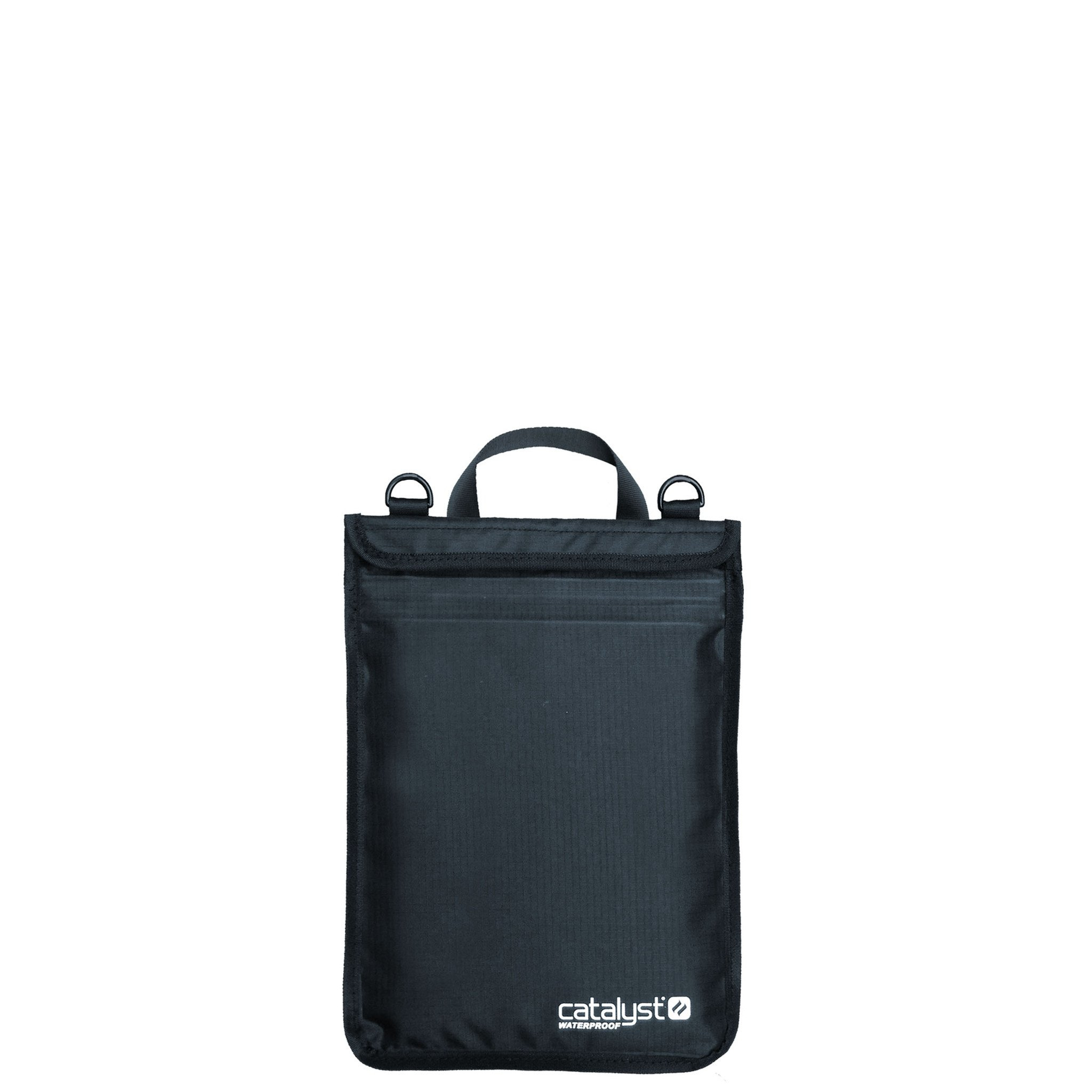 Eine schwarze wasserdichte Catalyst-Tasche mit Griff, D-Ringen und weißem Logo auf weißem Hintergrund.