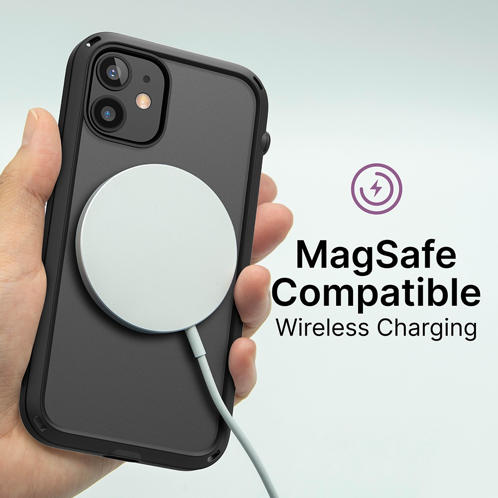Hand in Hand hält ein schwarzes Smartphone mit weißer MagSafe-Ladestation und dem Text MagSafe Compatible.