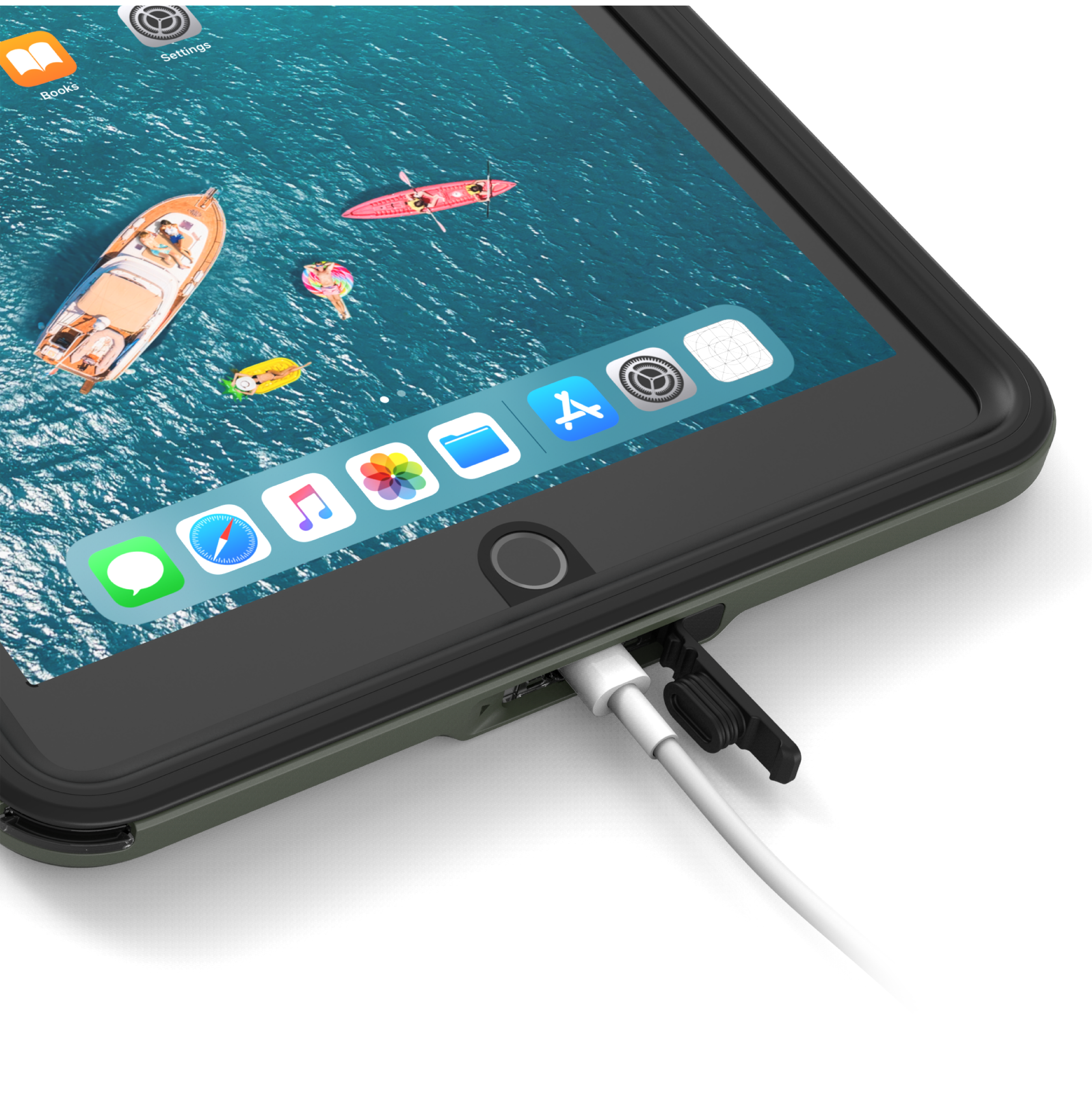 Ein Tablet in einer Schutzhülle mit angeschlossenem Ladekabel und Meereshintergrund auf dem Bildschirm.