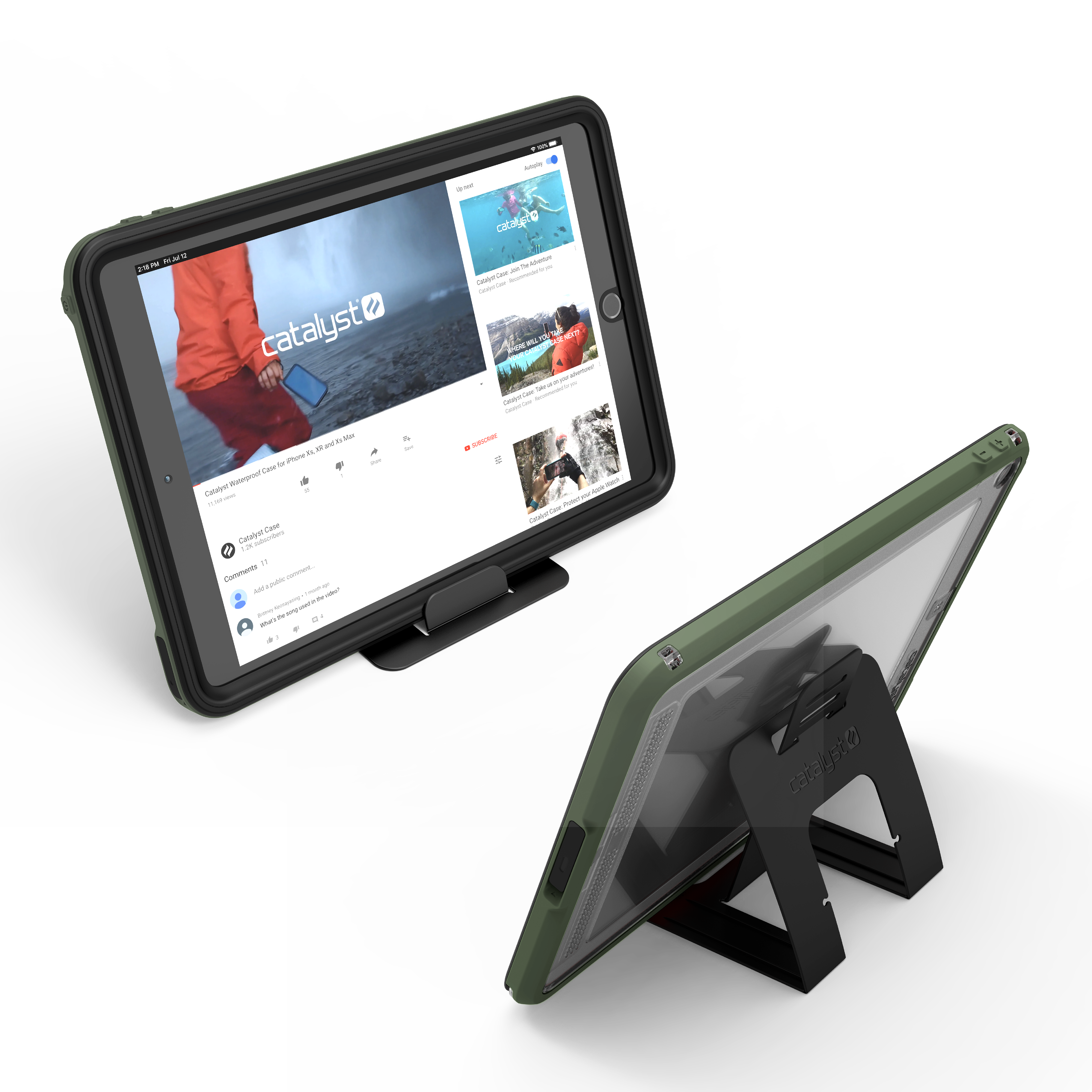 Ein Tablet in einer grünen Schutzhülle steht auf einem schwarzen Ständer und zeigt ein Video.