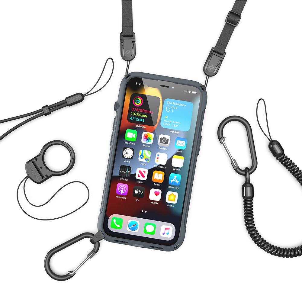 Smartphone in einer Hülle, umgeben von verschiedenen schwarzen Bändern, Clips und Karabinern auf weißem Grund.
