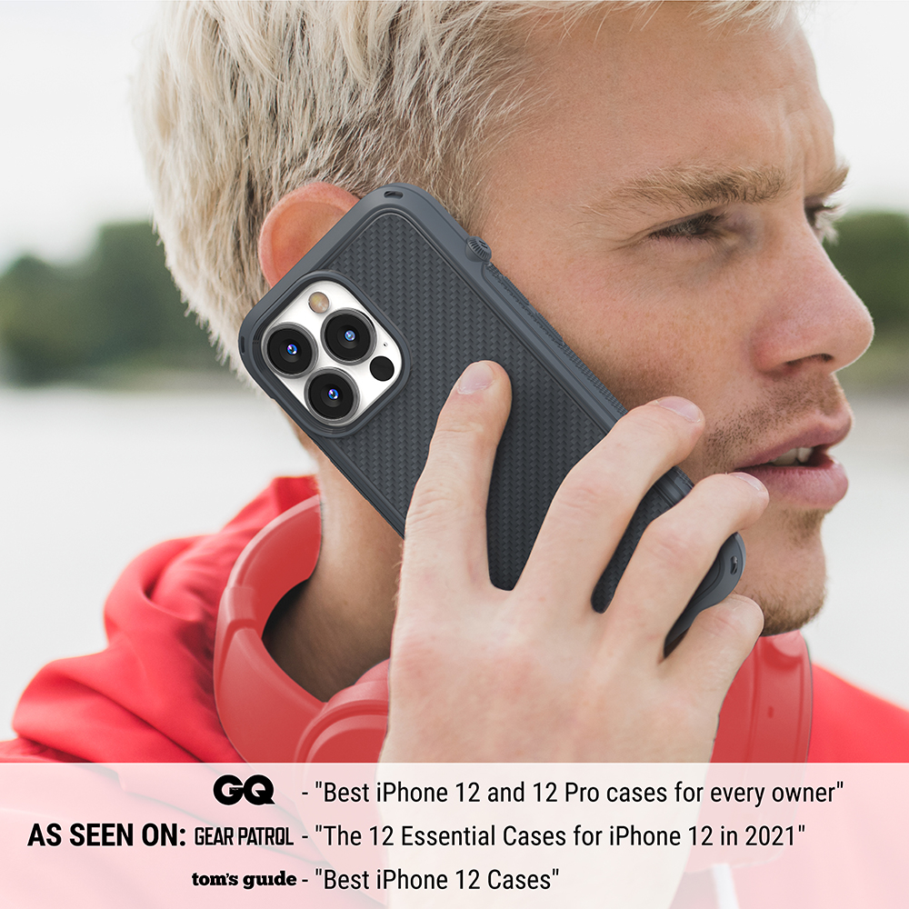 Ein blondhaariger Mann telefoniert mit einem iPhone in einem schwarzen Schutzcase, rote Kopfhörer um den Hals.