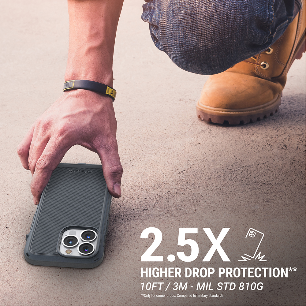 Hand legt ein Smartphone in robuster Hülle auf den Boden, daneben ein Stiefel und Text zur Sturzsicherheit.