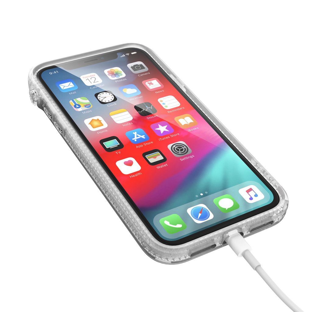 Ein iPhone in einer transparenten Hülle liegt auf einer weißen Oberfläche und ist mit einem Ladekabel verbunden.