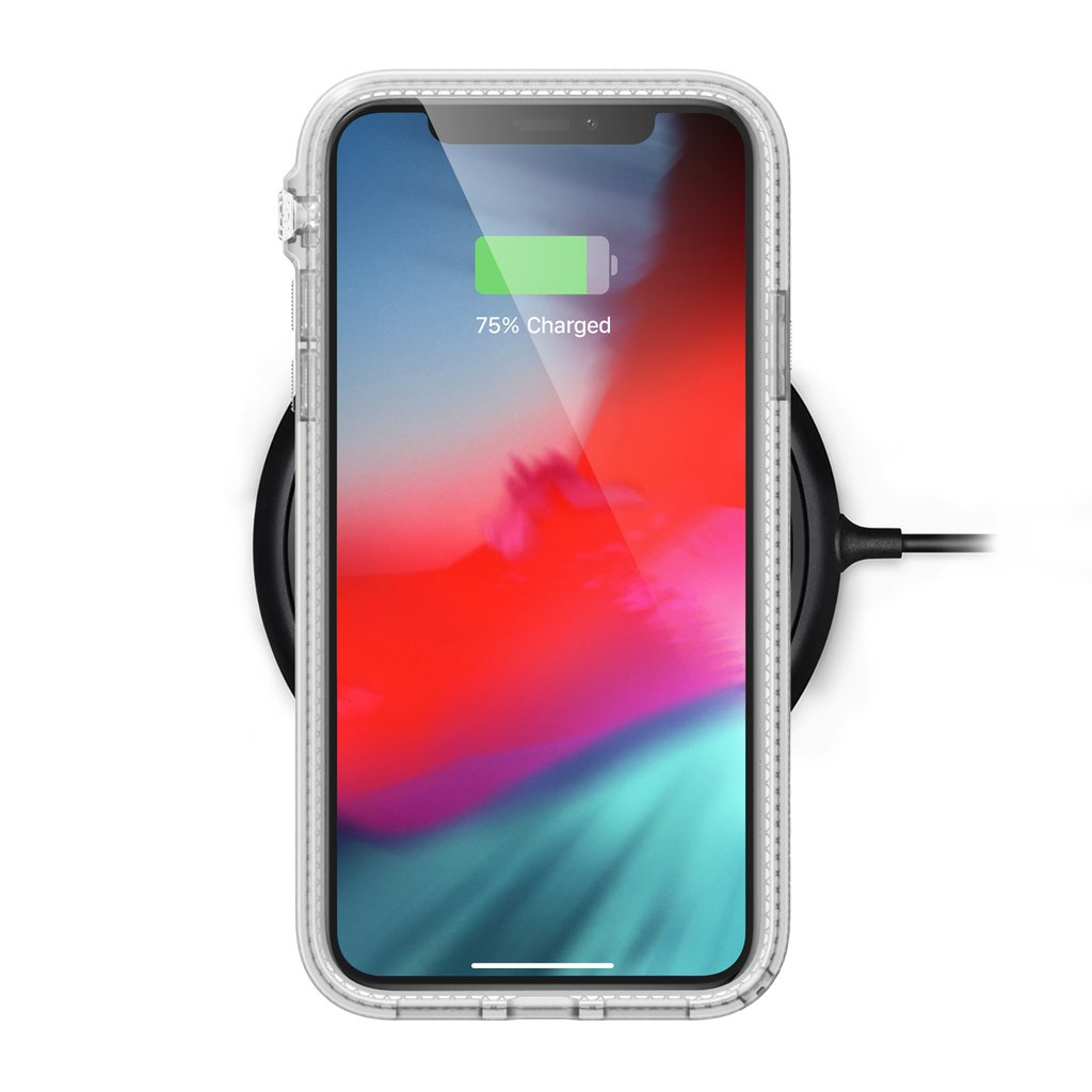 Smartphone in klarer Hülle lädt kabellos auf schwarzem Pad, Display zeigt 75 Prozent Akku.