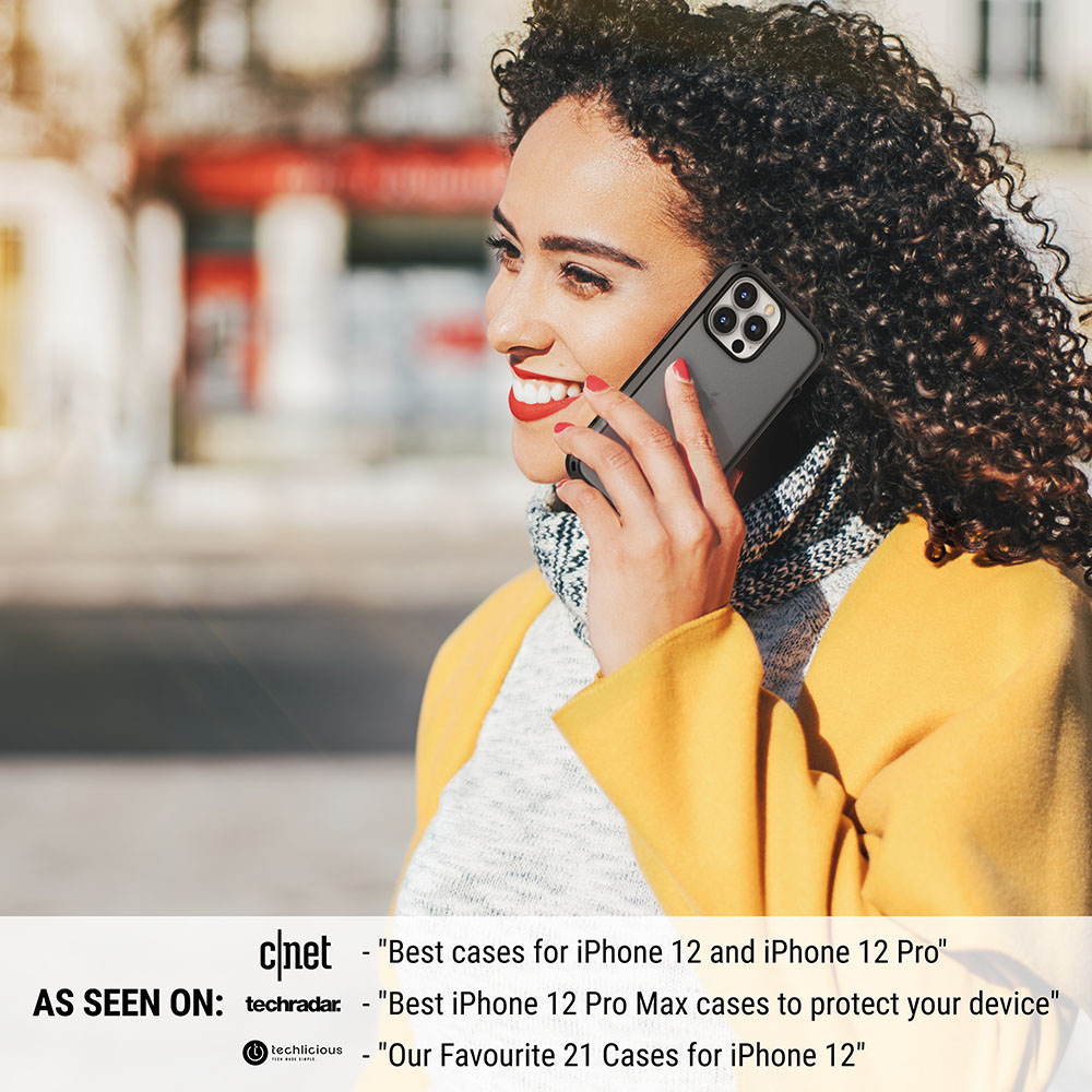 Eine Frau mit dunklem Lockenhaar telefoniert im Freien mit ihrem Smartphone.