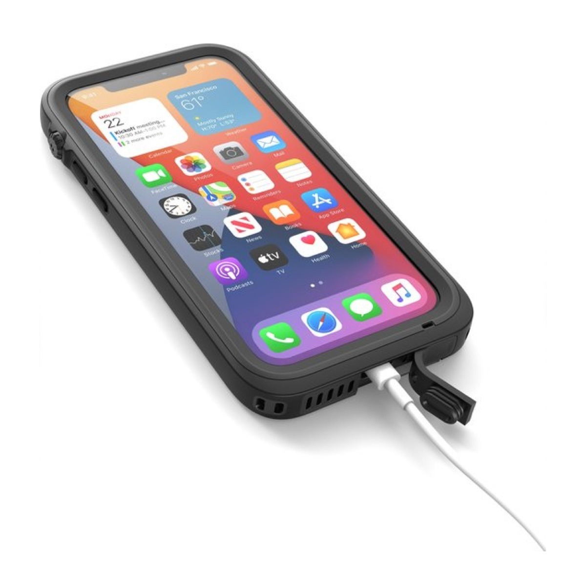 Ein Smartphone in einer schwarzen Schutzhülle wird mit einem weißen Kabel aufgeladen, auf weißem Hintergrund.