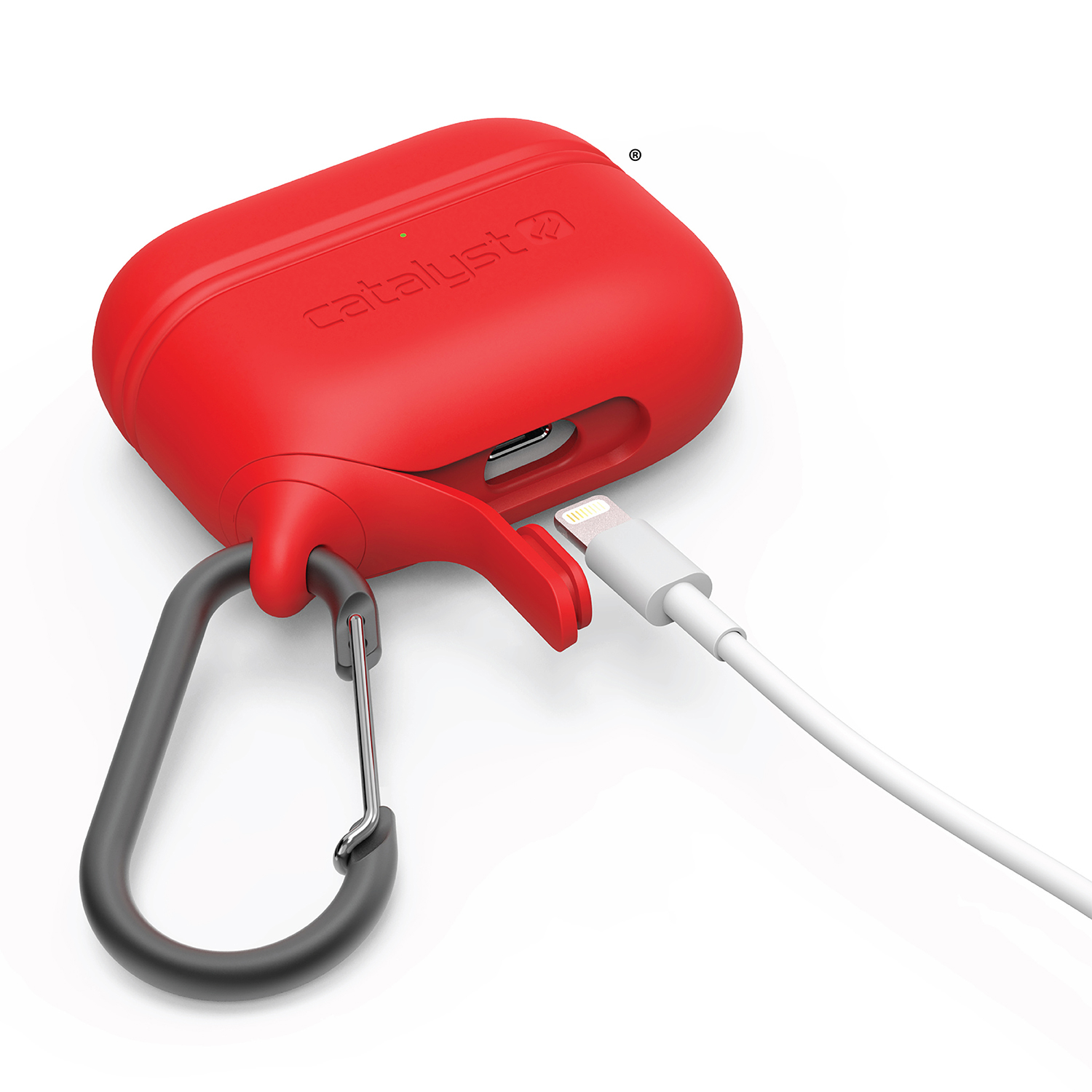 Rote Silikonhülle für AirPods mit offenem Ladeanschluss, Karabinerhaken und weißem Ladekabel auf weißem Hintergrund.