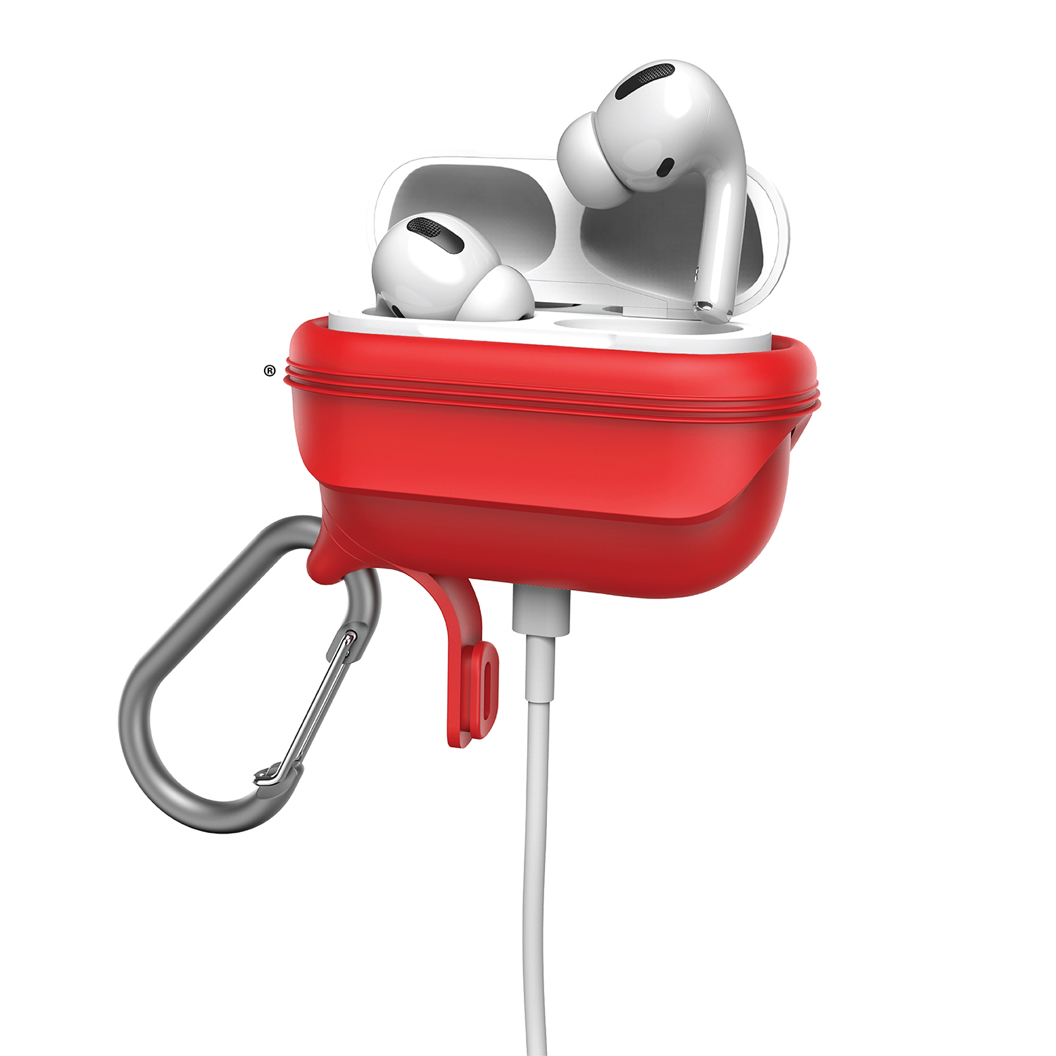 Weiße AirPods in einer roten Schutzhülle mit Karabiner und Ladekabel auf weißem Hintergrund.