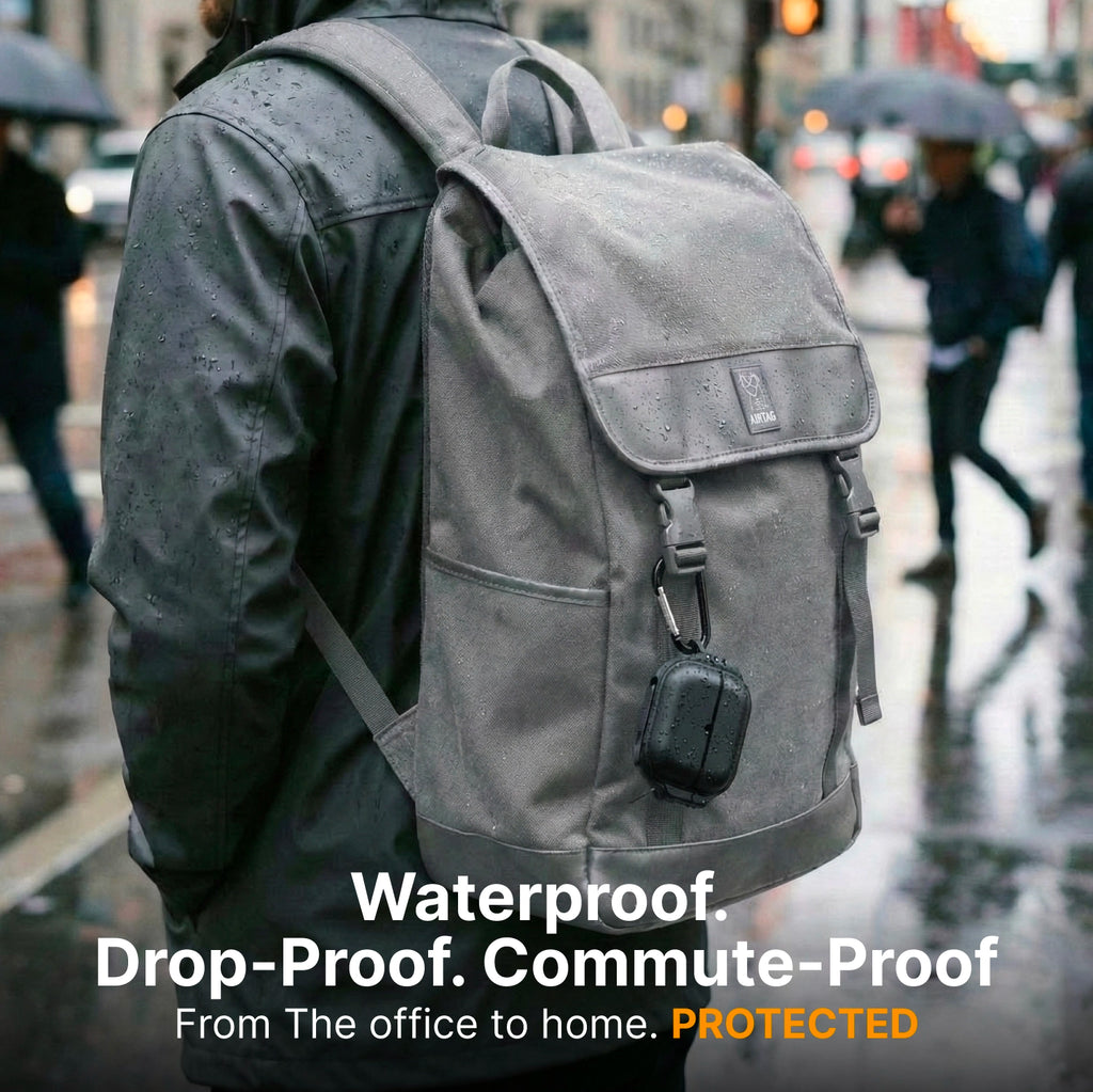 Person mit grauem Rucksack und Kopfhörercase im Regen in einer Stadt.