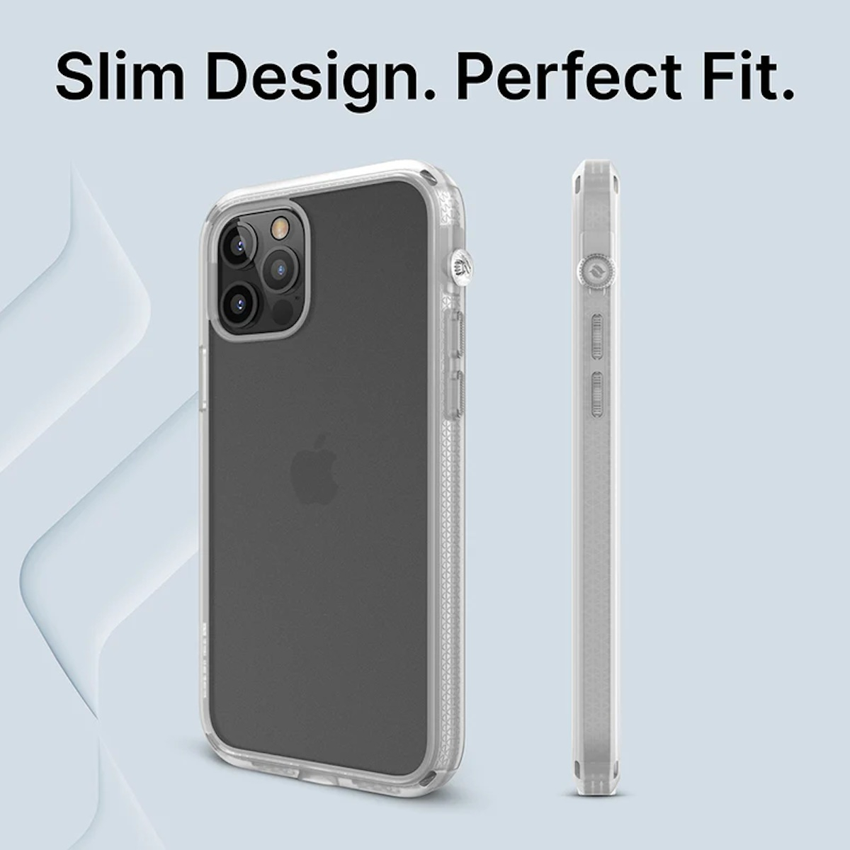 Ein Smartphone in einer schlanken, klaren Hülle, von hinten und der Seite vor hellblauem Hintergrund.