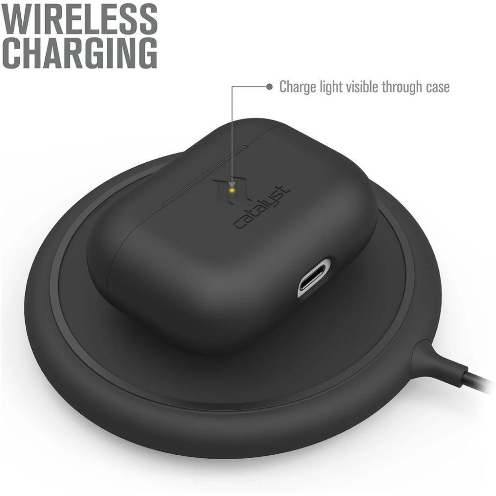 Schwarze AirPods Pro Hülle auf einem kabellosen Ladegerät, mit sichtbarer gelber Ladeleuchte.
