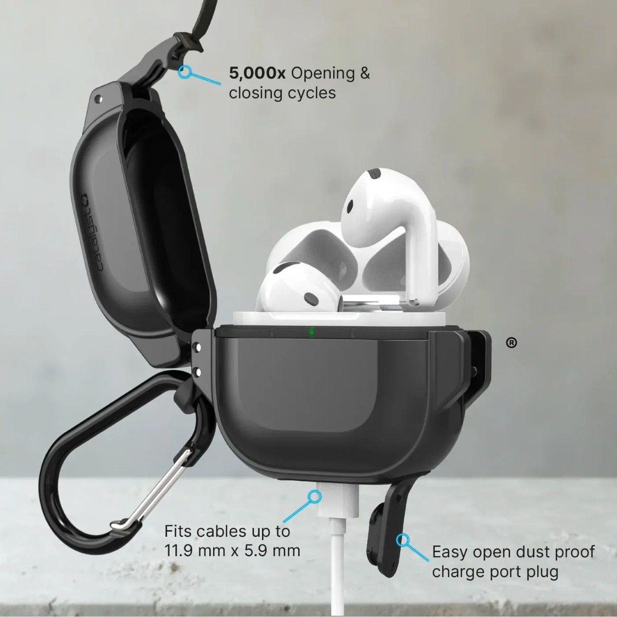 Schwarze Schutzhülle für AirPods mit Ladekabel, Karabiner und erklärenden Produktmerkmalen.