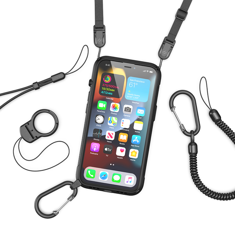 Ein schwarzes Smartphone in einer Schutzhülle mit Umhängeband, Fingerschlaufe und Karabiner auf weißem Hintergrund.