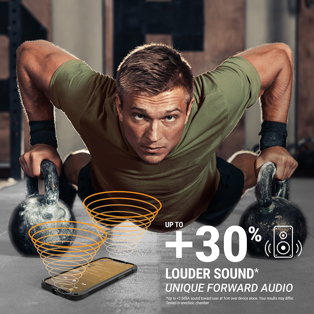 Mann macht Liegestütze auf Kettlebells; daneben liegt ein Smartphone mit Audiosymbolen.
