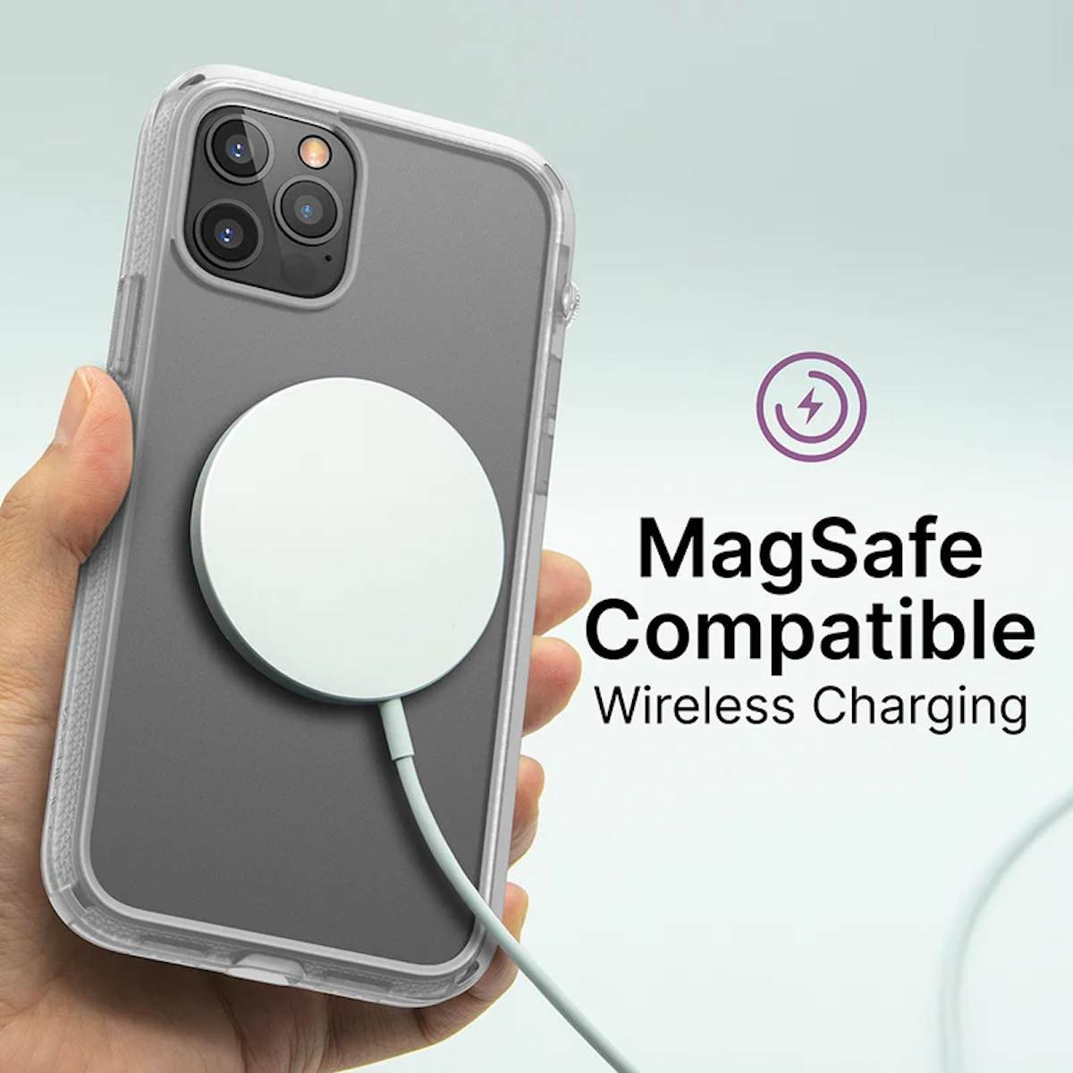 Hand hält iPhone mit MagSafe-Ladegerät und Text MagSafe Compatible.