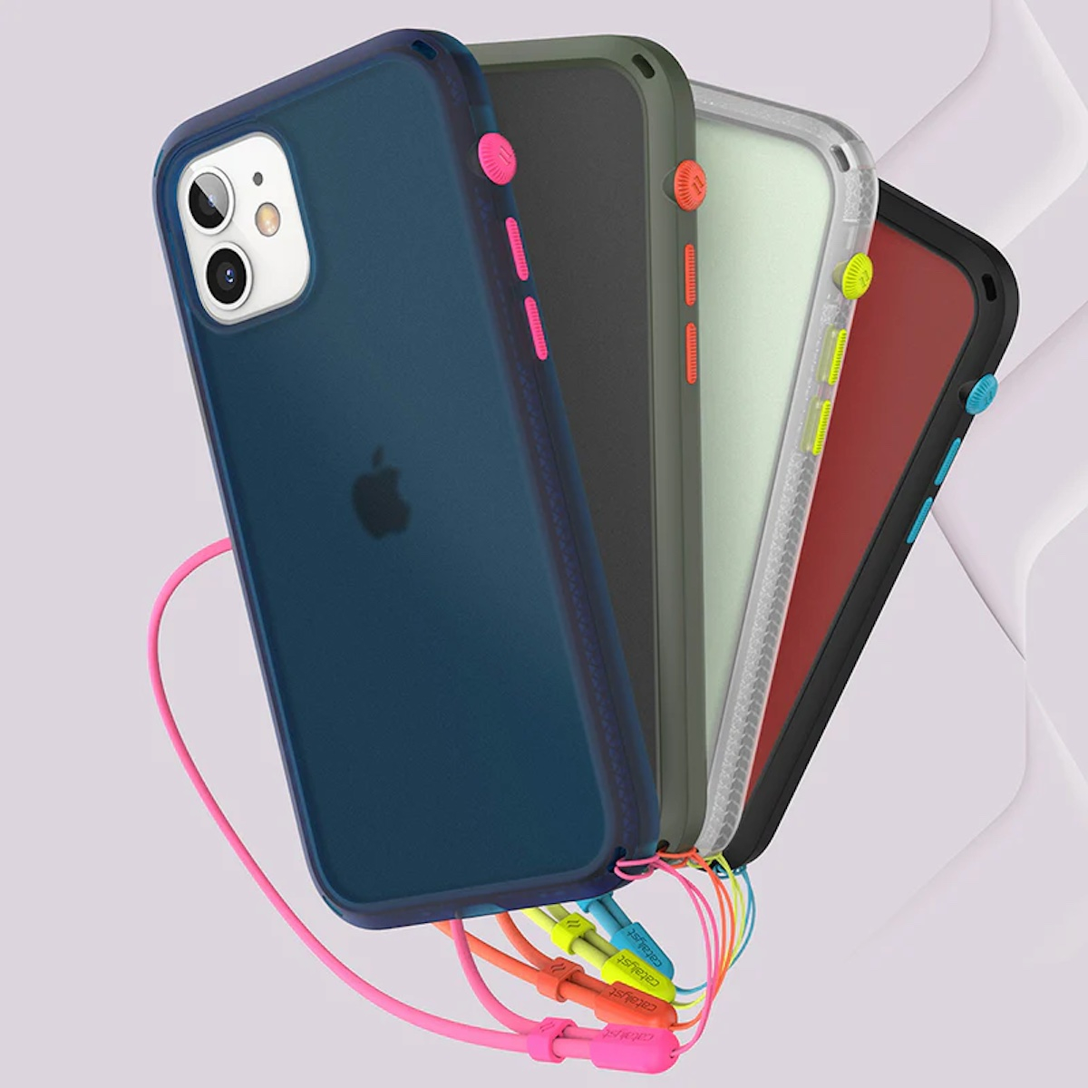 Vier Smartphones in bunten Hüllen mit passenden Tragebändern sind diagonal vorhellen Hintergrund angeordnet.