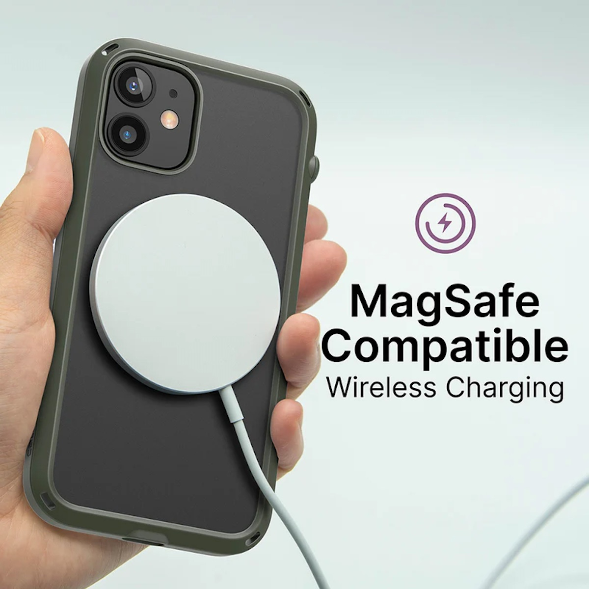 Hand gehaltenes Smartphone in Hülle mit MagSafe-Ladegerät und Text MagSafe Compatible Wireless Charging.