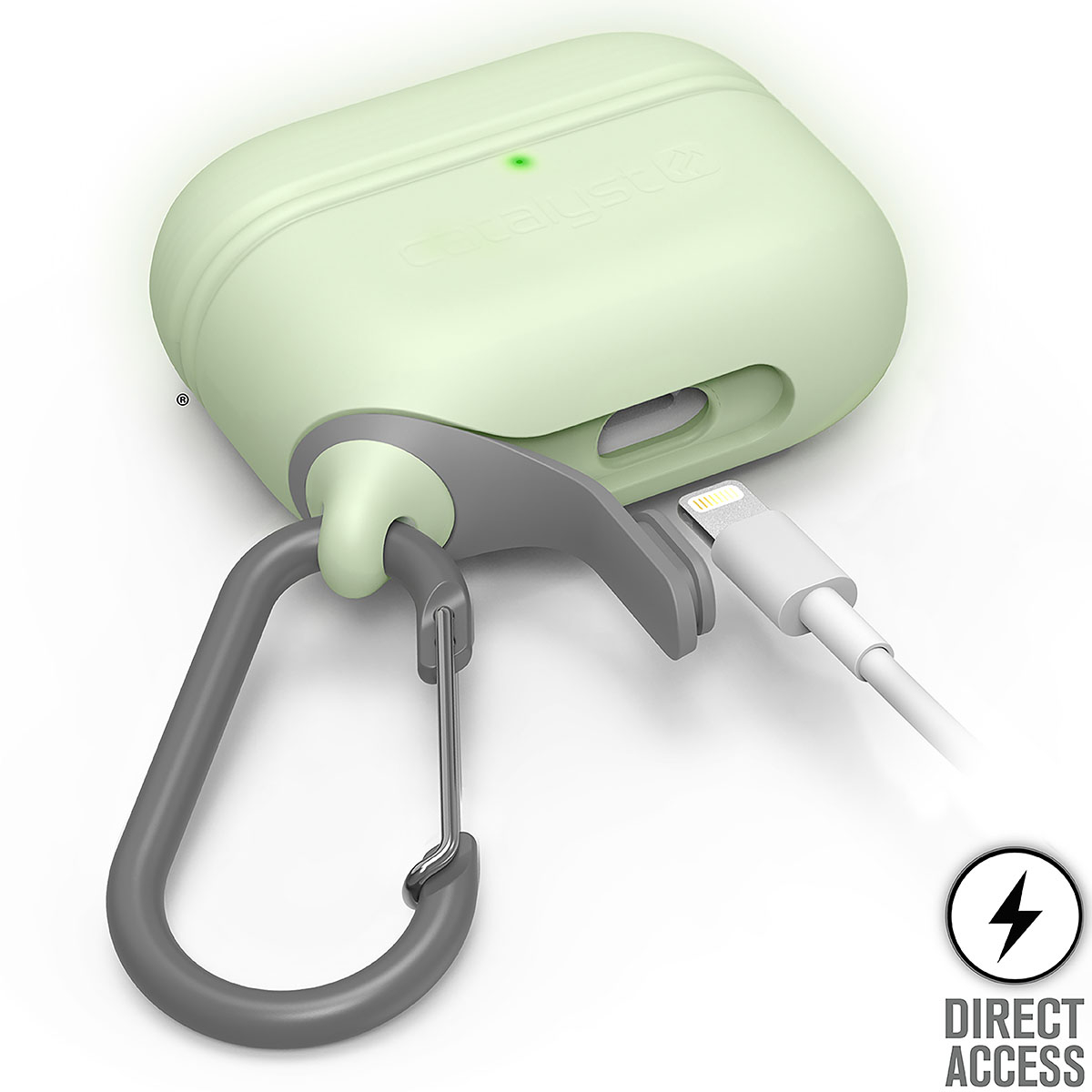 Ein hellgrünes AirPods-Case mit grauem Karabiner und einem eingesteckten Ladekabel vor weißem Hintergrund.