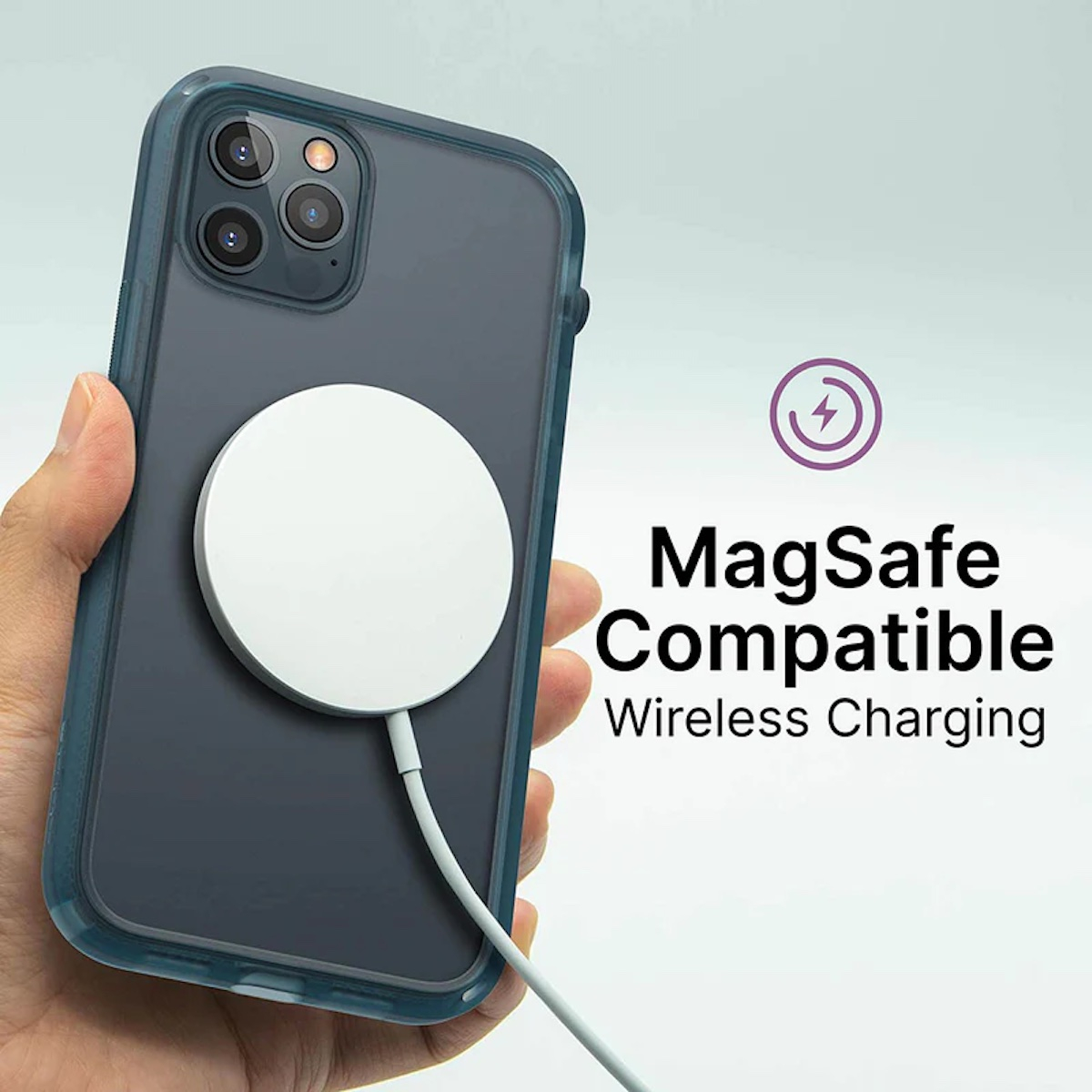 Hand hält dunkelblaues Smartphone mit MagSafe-Ladegerät und Text MagSafe Compatible.