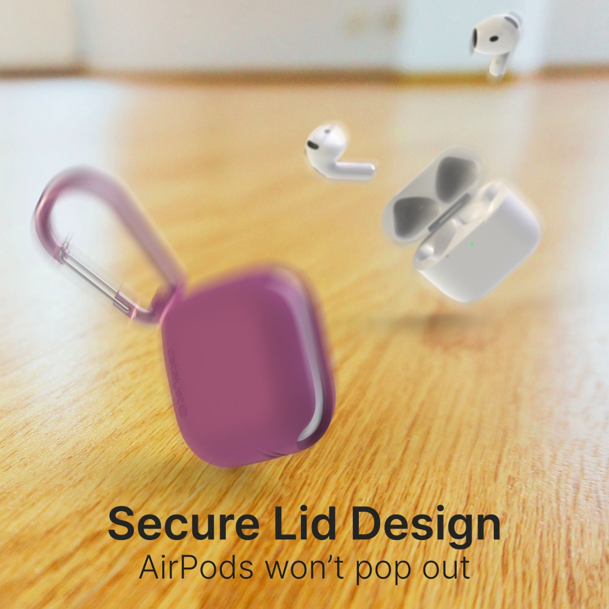 Eine lila AirPods-Hülle mit Karabiner schwebt über einem Holzboden, mit AirPods und offener Ladebox im Hintergrund.