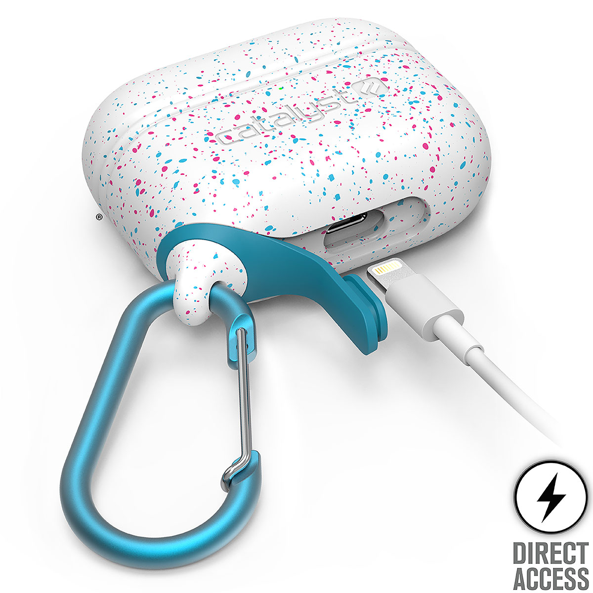 Eine weiße AirPods Pro Hülle mit blau-rosa Farbspritzern, einem blauen Karabiner und eingestecktem Ladekabel.