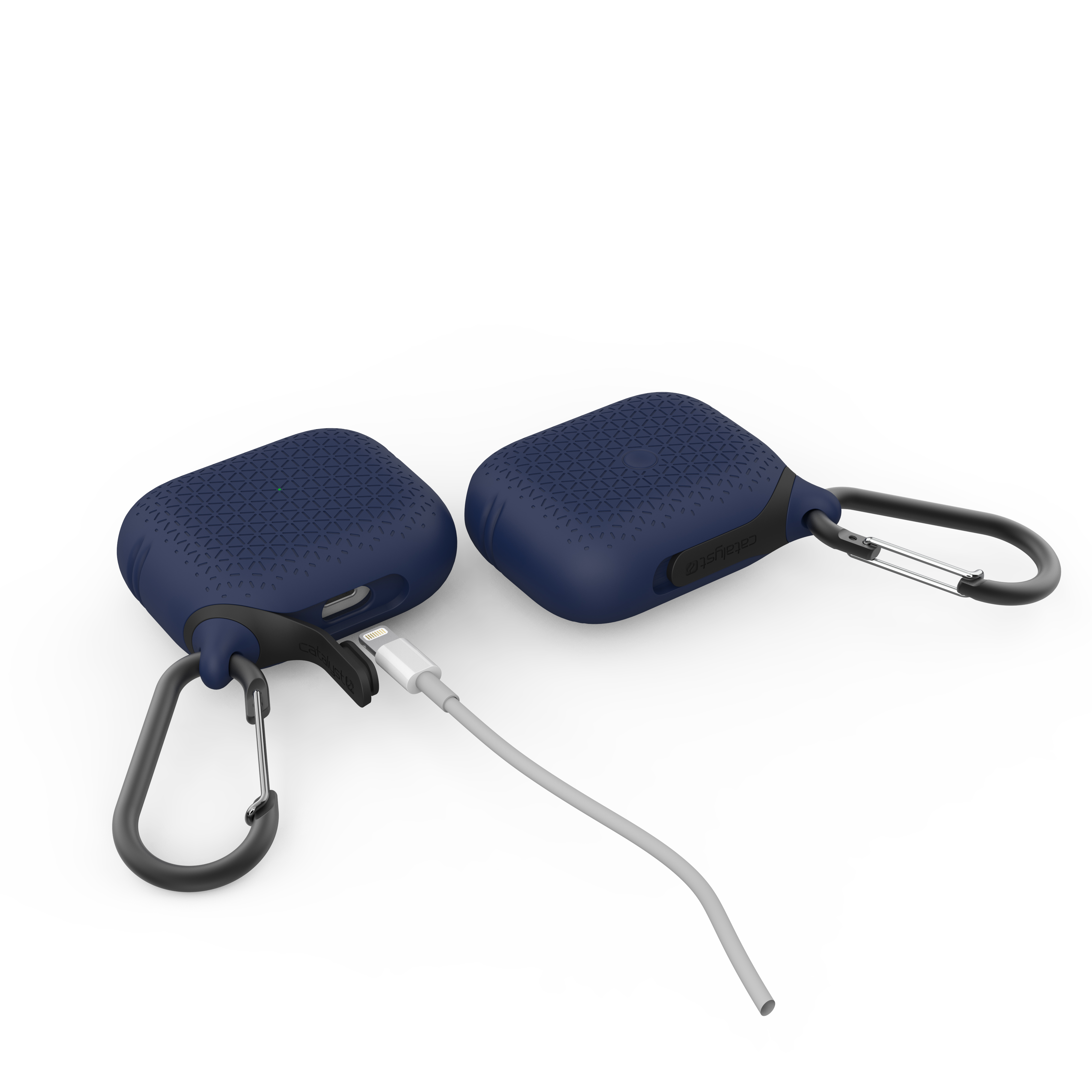 Zwei dunkelblaue Silikonhüllen für Ohrhörer mit schwarzen Karabinern, eine an Ladekabel angeschlossen.