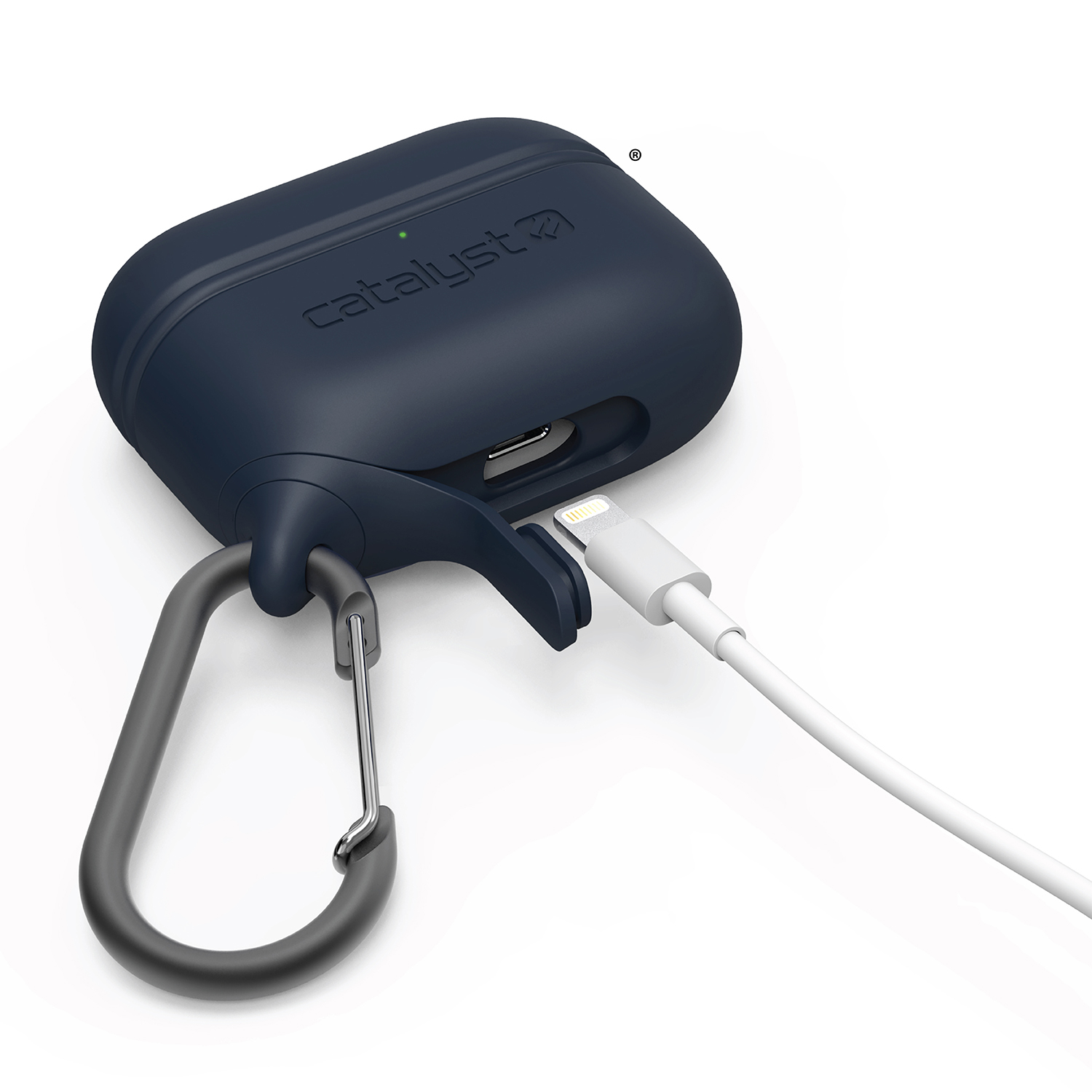 Dunkelblaue AirPods Pro Schutzhülle mit Karabiner und angeschlossenem Ladekabel auf weißem Hintergrund.