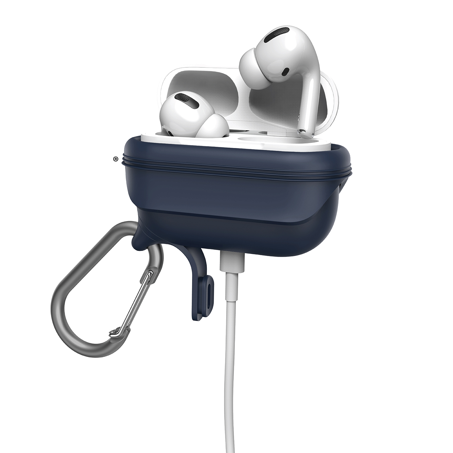 Weiße AirPods Pro in einem dunkelblauen Ladecase mit silbernem Karabiner und eingestecktem weißen Ladekabel.