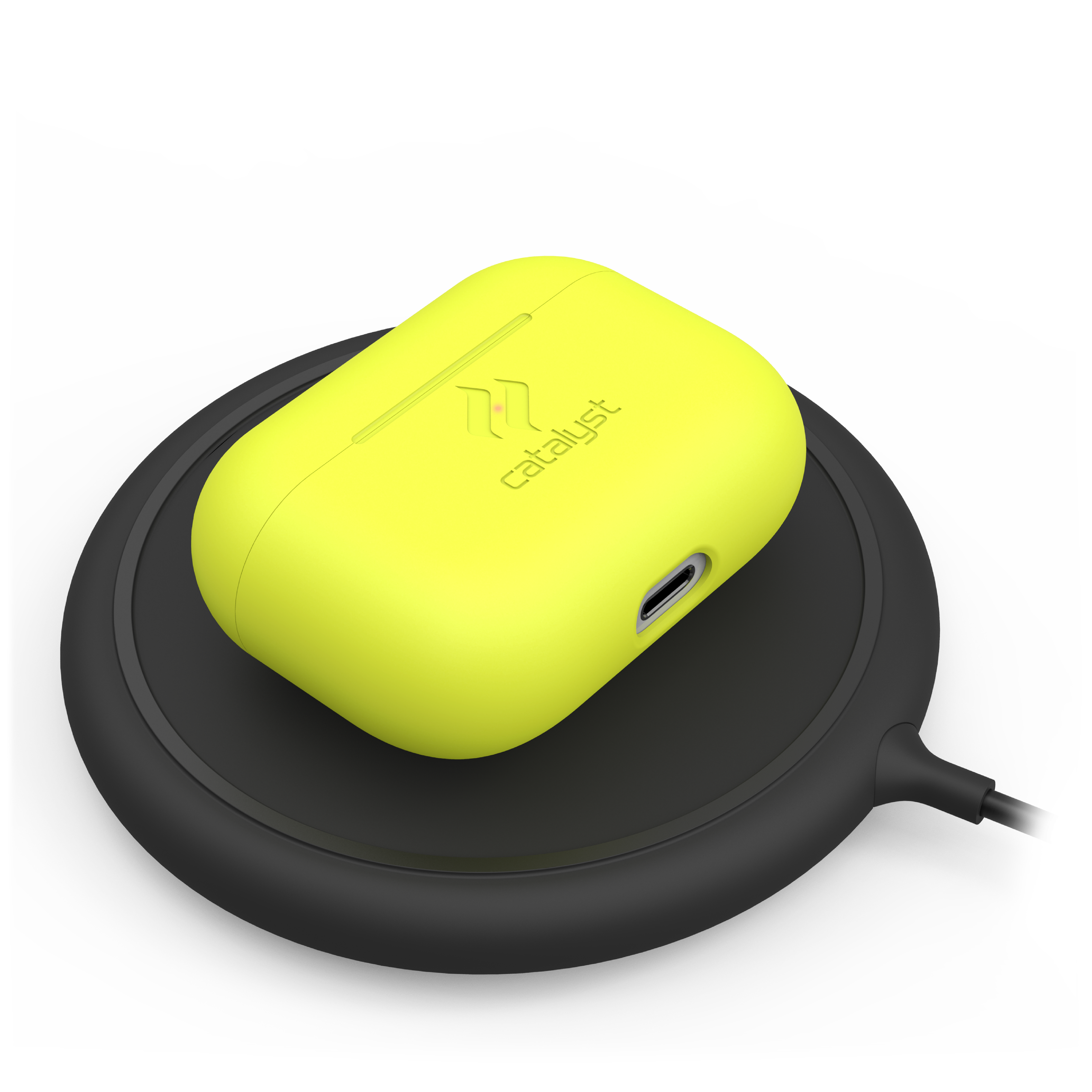 Ein neongelbes Catalyst AirPods-Case liegt auf einer runden, schwarzen kabellosen Ladestation vor dunklem Hintergrund.