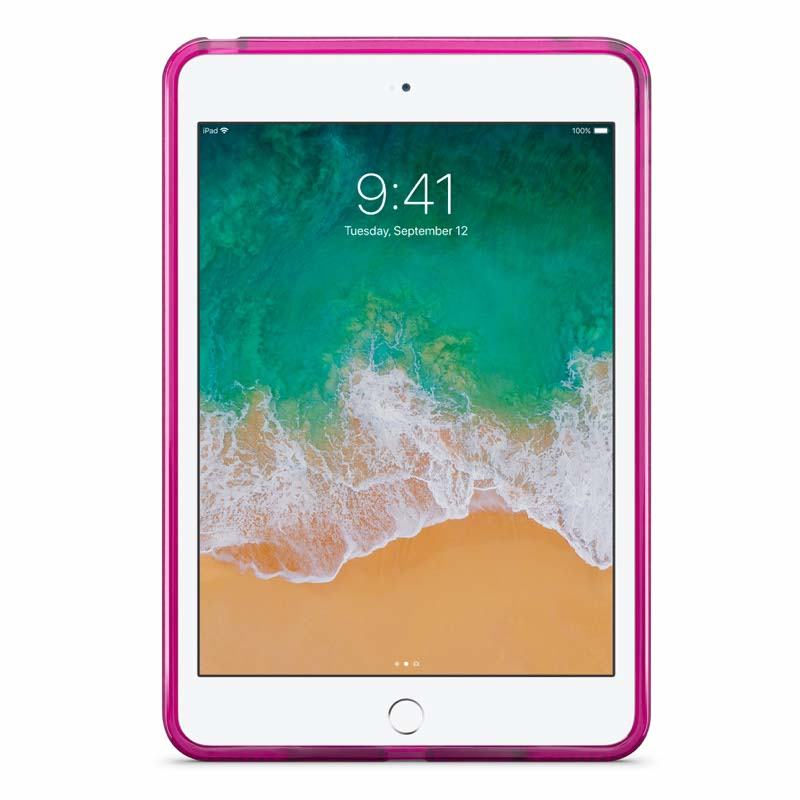 Ein weißes Tablet in einer hellrosa Hülle zeigt ein Strand-Hintergrundbild mit türkisfarbenen Wellen.