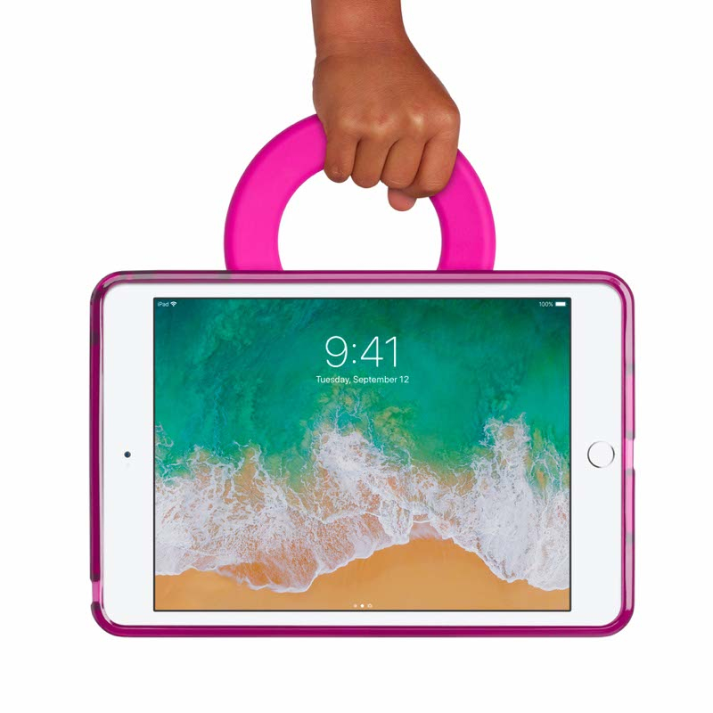 Eine Hand hält ein Tablet in einer pinken Hülle mit einem runden Griff gegen einen weißen Hintergrund.