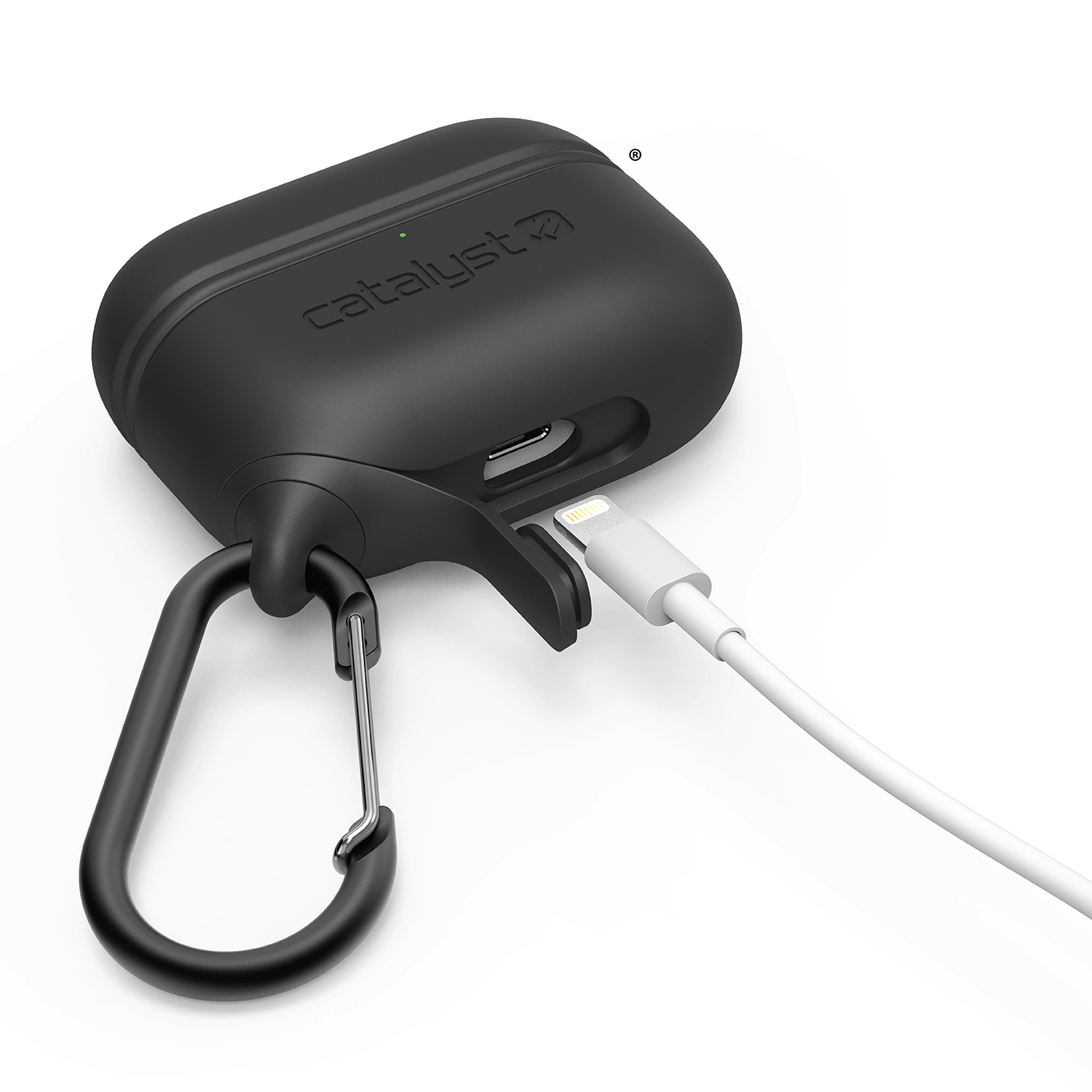 Ein schwarzes AirPods-Case in einer Catalyst-Silikonhülle mit Karabiner, angeschlossen an ein weißes Ladekabel.