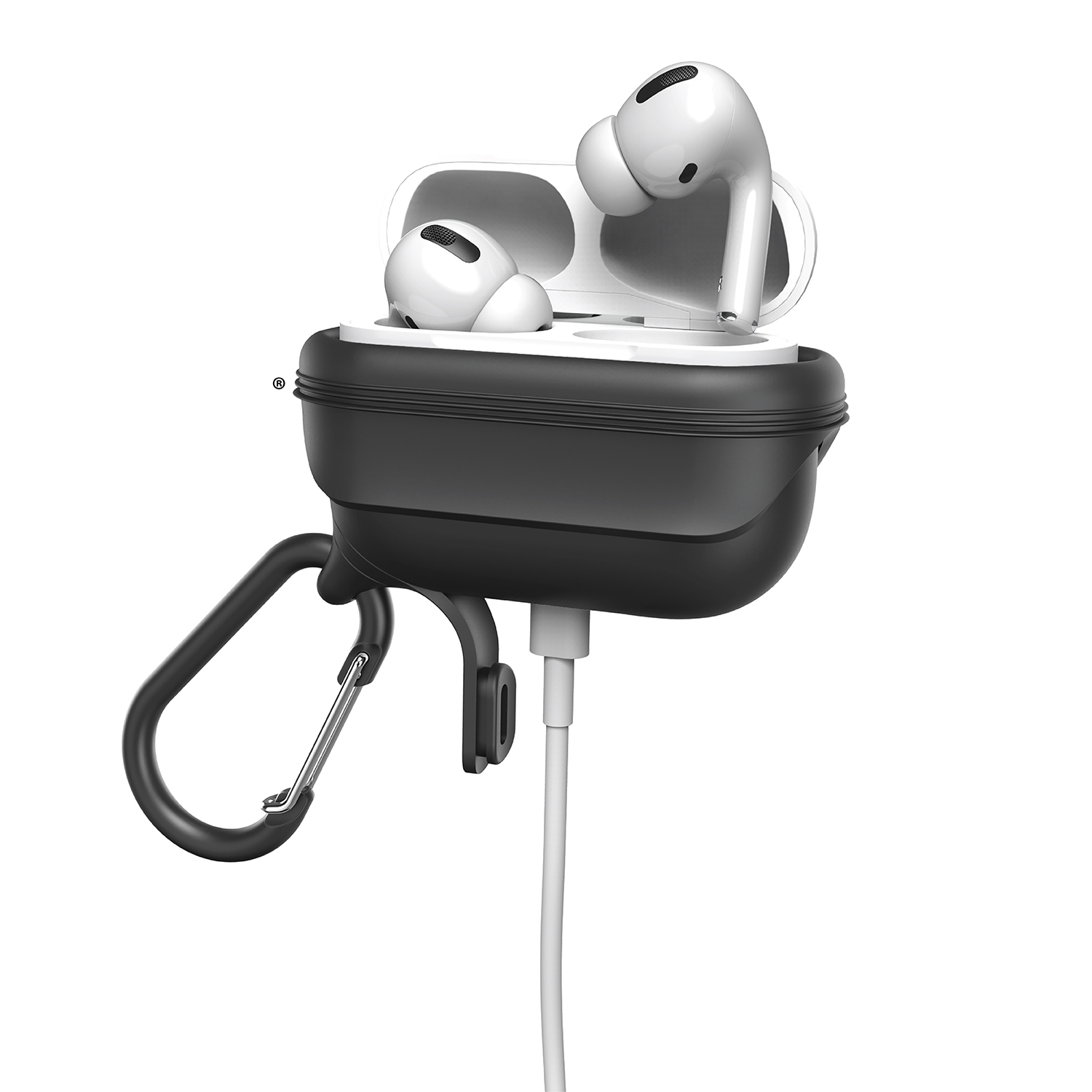 Weiße AirPods Pro im offenen Ladecase mit schwarzer Schutzhülle und Karabiner, angeschlossen an ein Ladekabel.