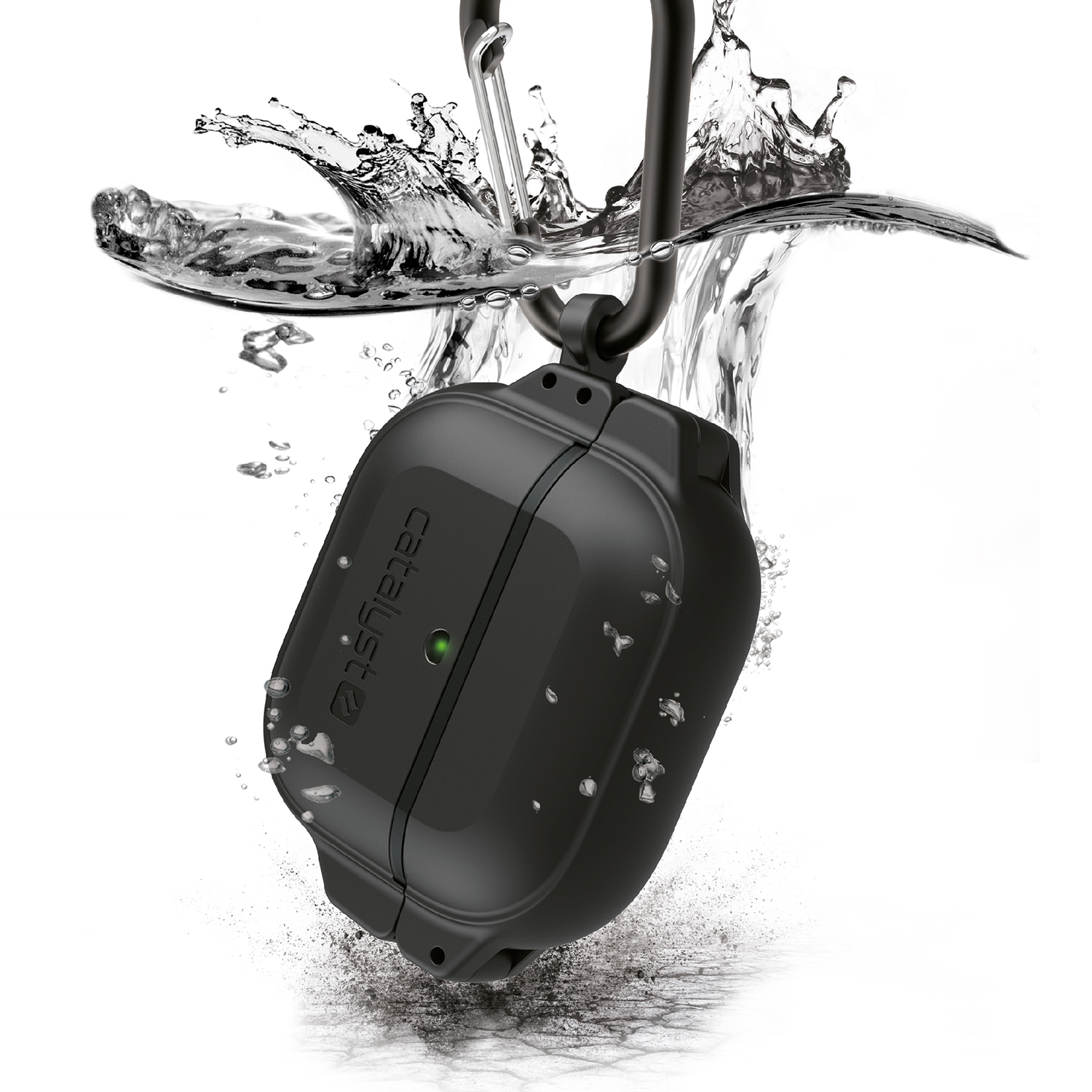 Eine schwarze Catalyst AirPods-Hülle mit Karabiner taucht ins Wasser, umgeben von spritzenden Wassertropfen.