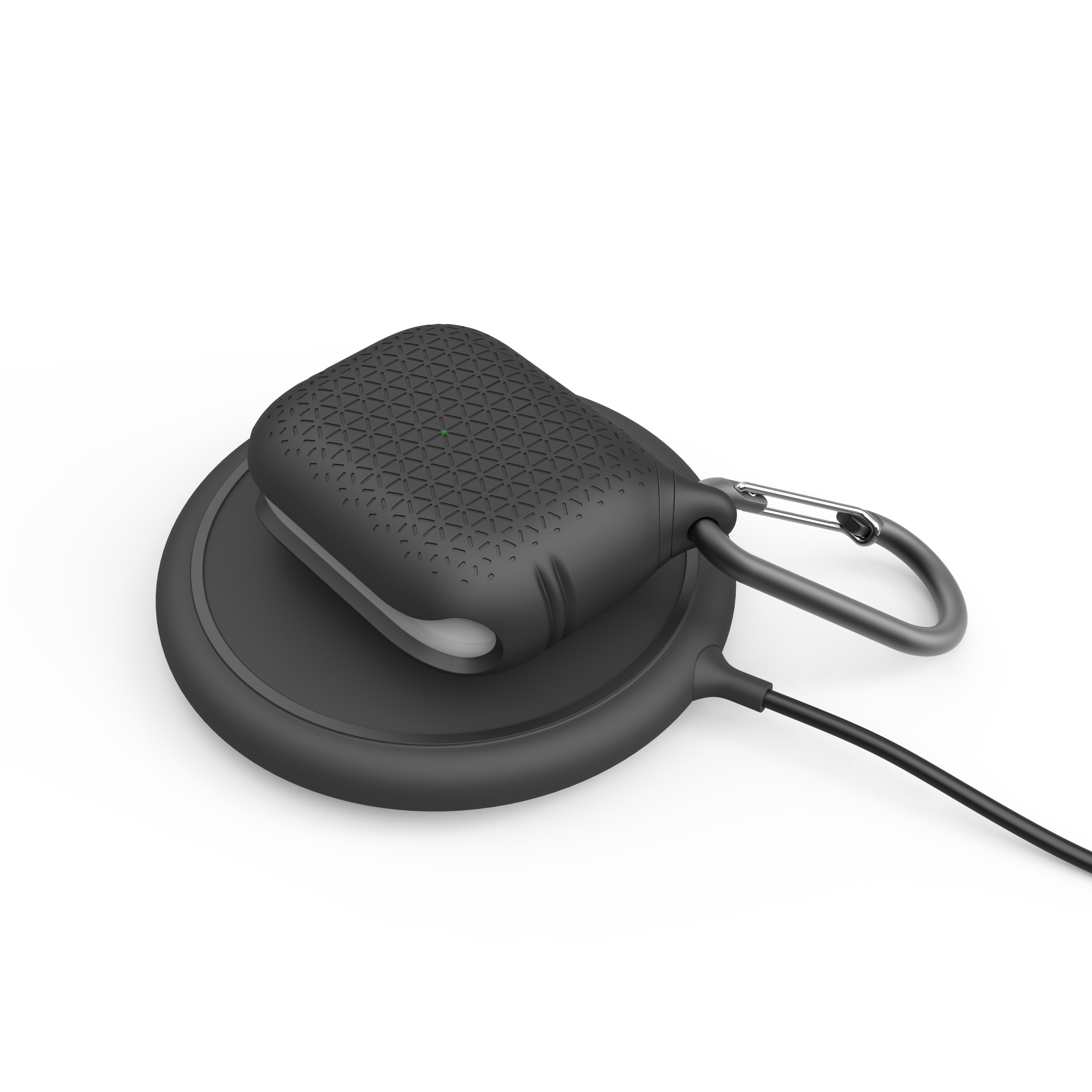 Ein schwarzes, gemustertes Etui auf einer runden, schwarzen kabellosen Ladestation mit einem angeschlossenen Kabel.