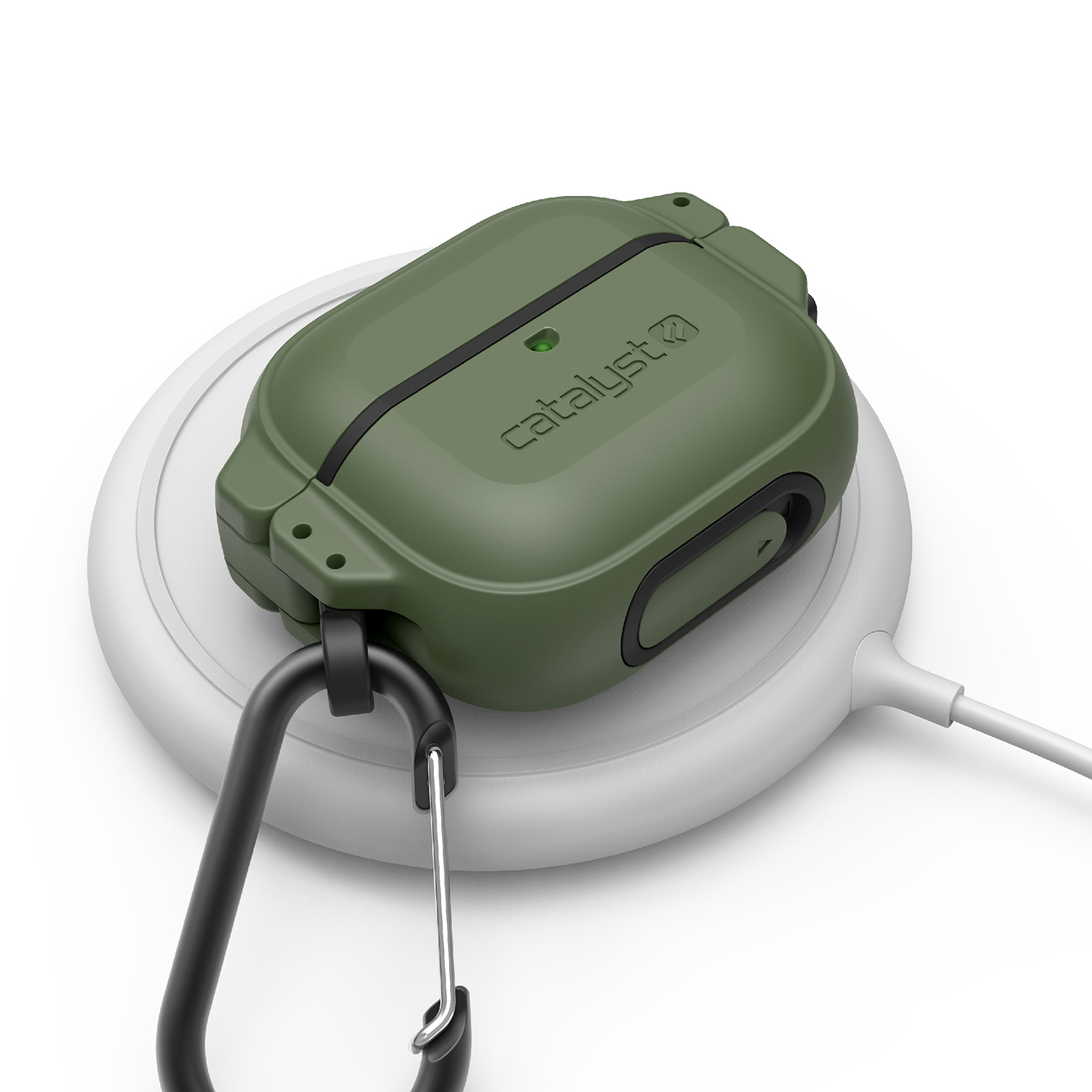 Grüne Catalyst AirPods-Hülle auf einem runden weißen Ladegerät mit schwarzem Karabiner.