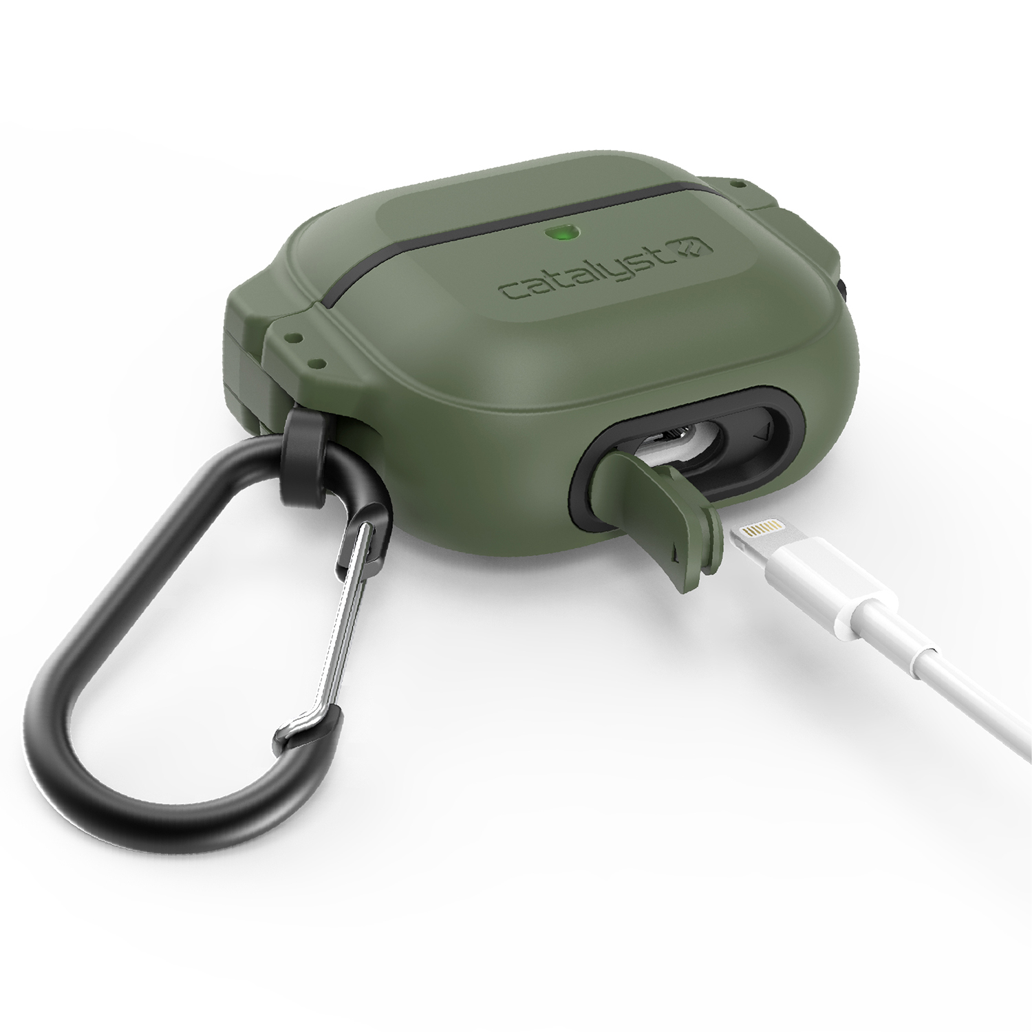 Gruenes Catalyst AirPods-Case mit schwarzem Karabiner, geoeffnetem Ladeanschluss und weissem Ladekabel.