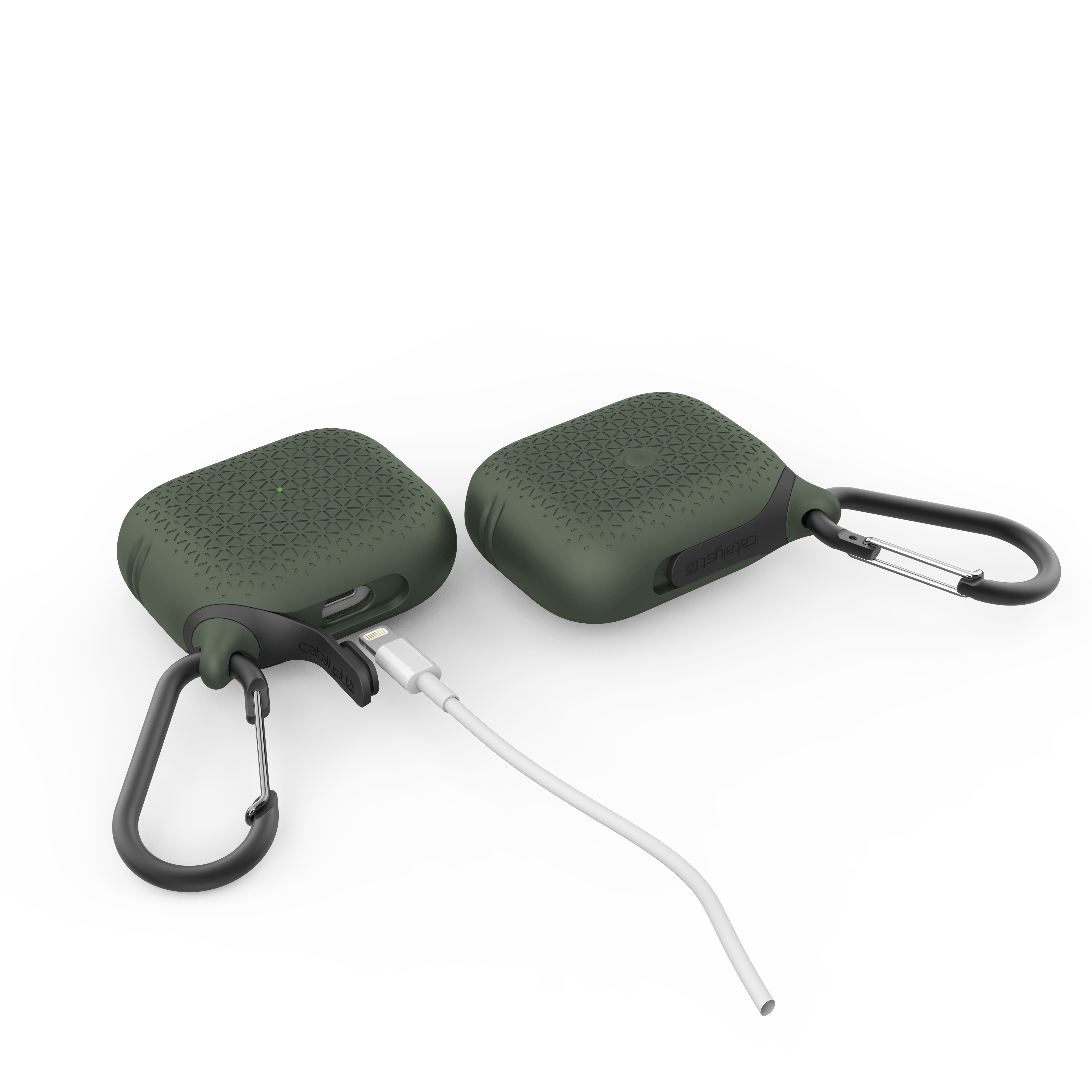Zwei olivgrüne AirPods-Hüllen mit Karabinerhaken, eine davon wird mit einem weißen Kabel aufgeladen.