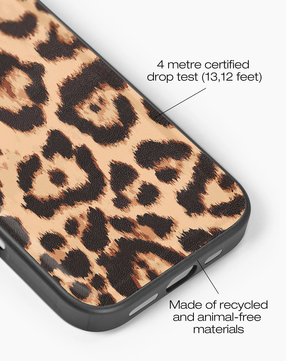 Eine Handyhülle mit Leopardenmuster und Text über Falltest-Zertifizierung und recycelte Materialien.